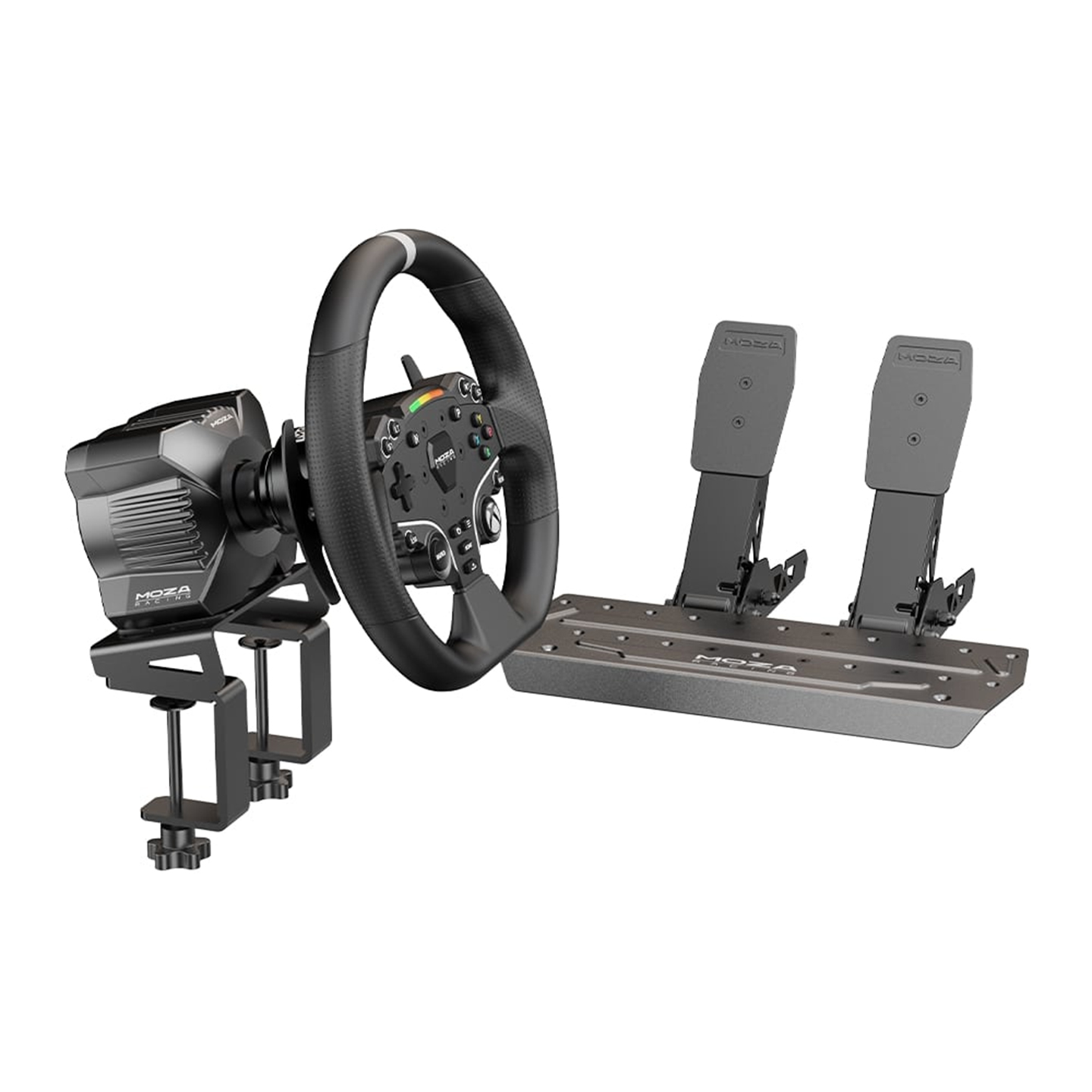 Siyah bir yarış direksiyonu ve pedal seti, siyah direksiyon ve gümüş pedallarla beyaz bir arka plan üzerinde duruyor.
