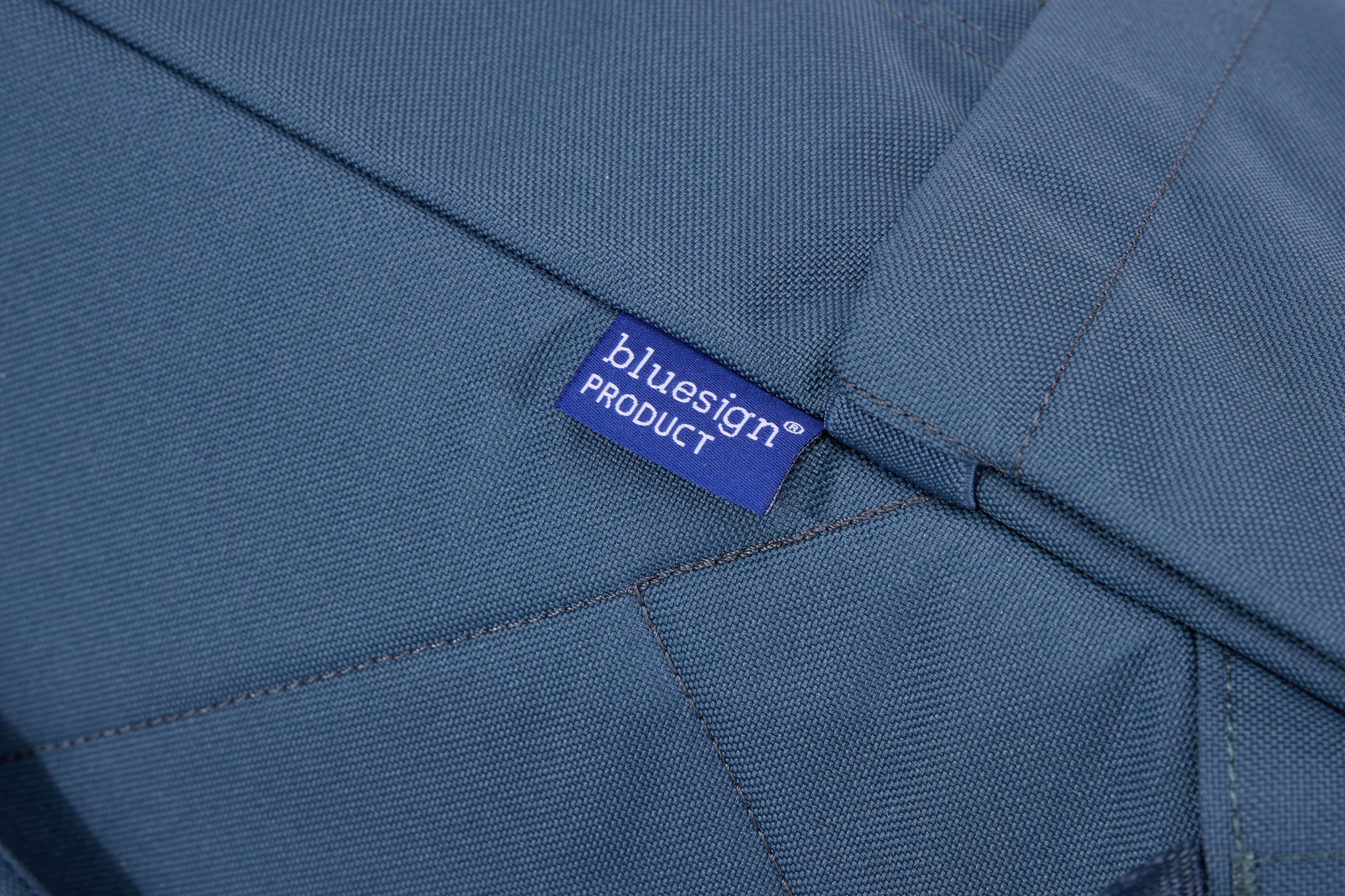 'bluesign PRODUCT' etiketli mavi kumaşın yakın çekimi.