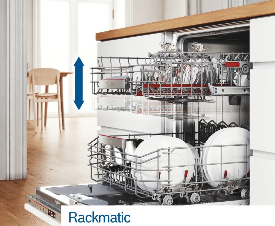Zmywarka z naczyniami w środku, strzałki wskazują regulowaną wysokość. Wnętrze z talerzami, szklankami i sztućcami.
