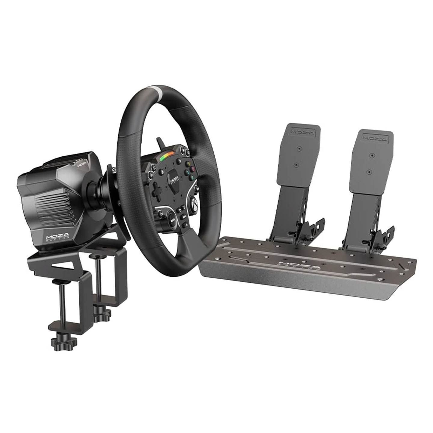 Pedallı bir yarış direksiyon seti. Set, siyah bir direksiyon, bir motor ve bir pedal setinden oluşur, hepsi beyaz bir arka plan üzerinde.