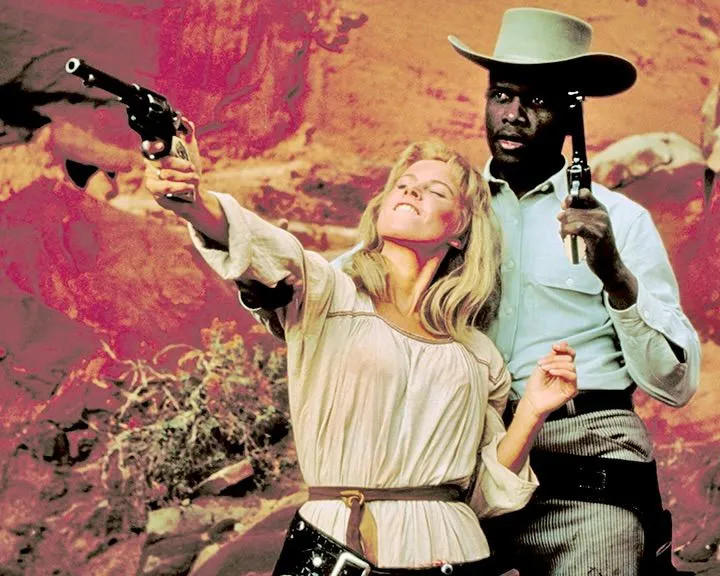 Eine Frau und ein Mann in Cowboy-Kleidung halten Waffen in einer Wüstenumgebung. Die Frau zielt nach oben, während der Mann nach vorne zielt.