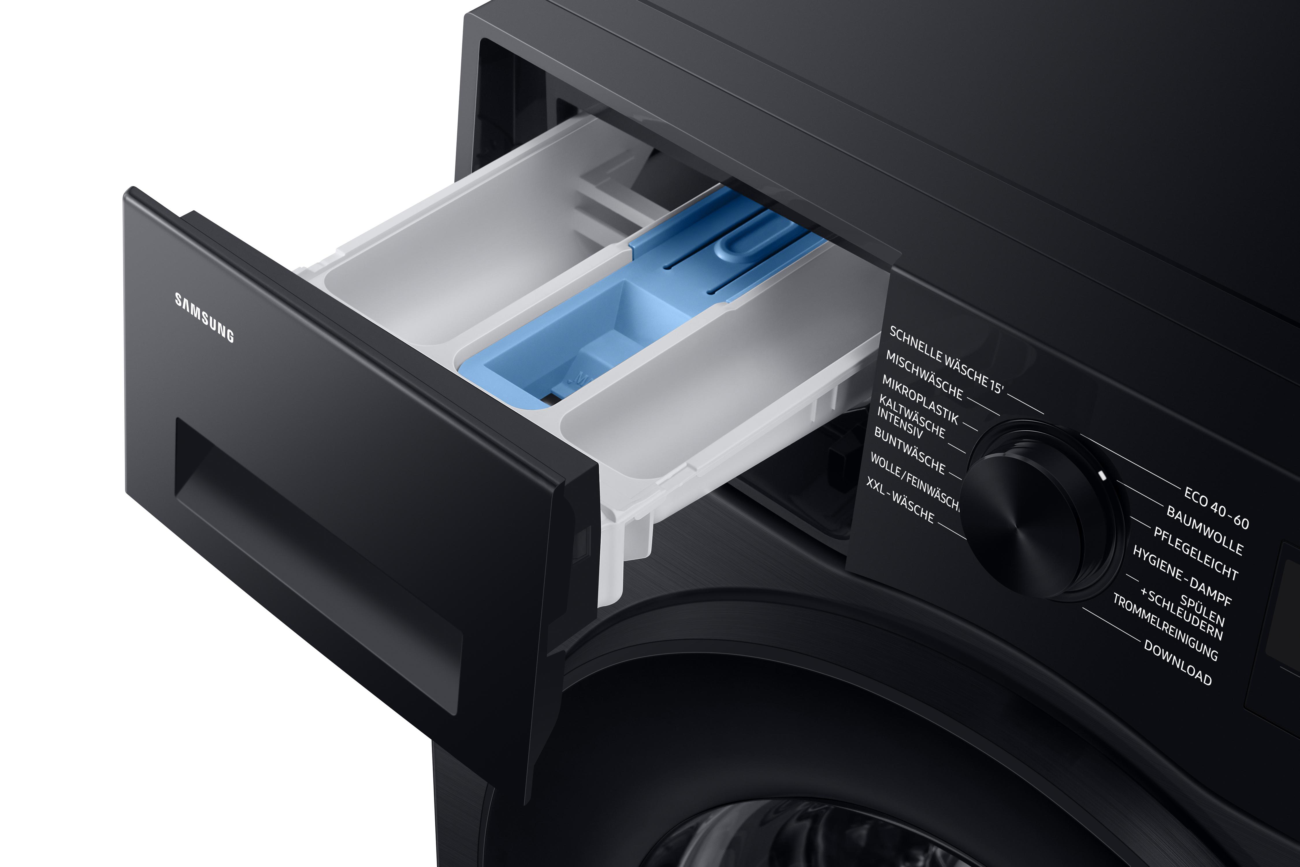 Schwarze Waschmaschine mit geöffneter Waschmittelschublade. Die Schublade hat weiße und blaue Fächer.