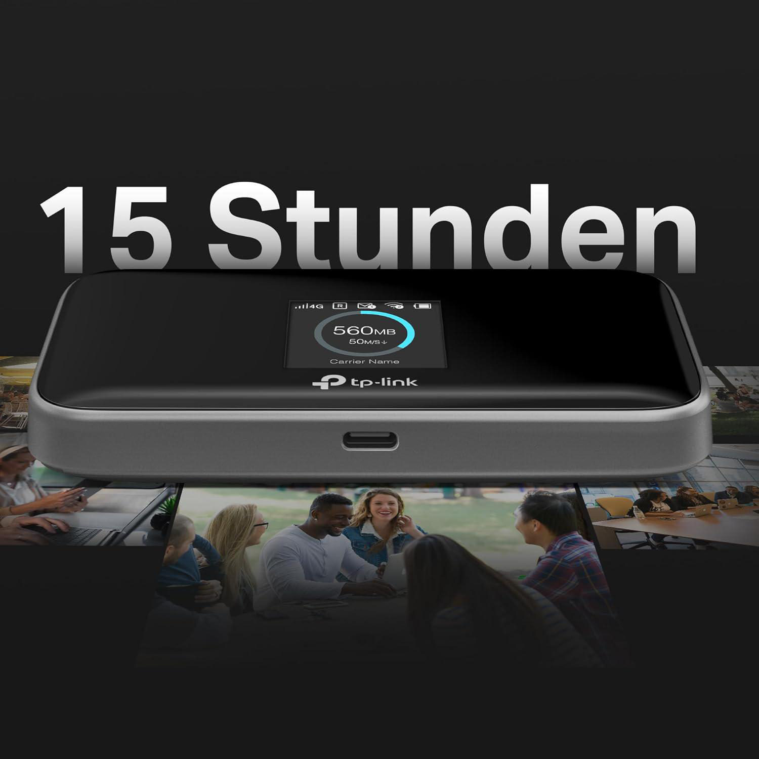 Ein schwarzes tp-link-Gerät mit einem Bildschirm, der Daten anzeigt. Darüber steht in weißer Schrift '15 Stunden'. Im Hintergrund sind Menschen zu sehen.