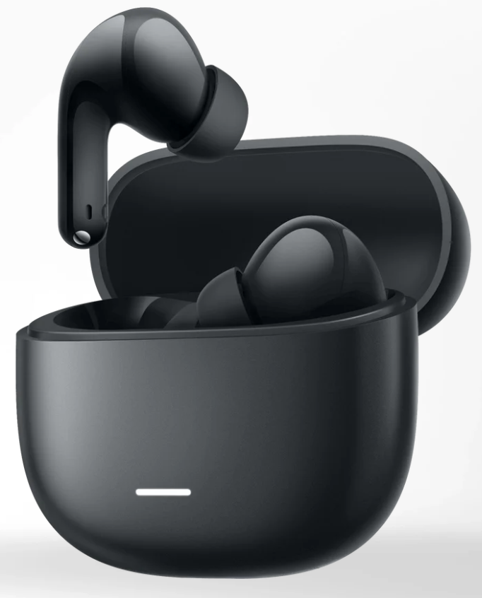 Czarne bezprzewodowe słuchawki z etui ładującym. Jeden z pączków jest poza etui. Białe tło.