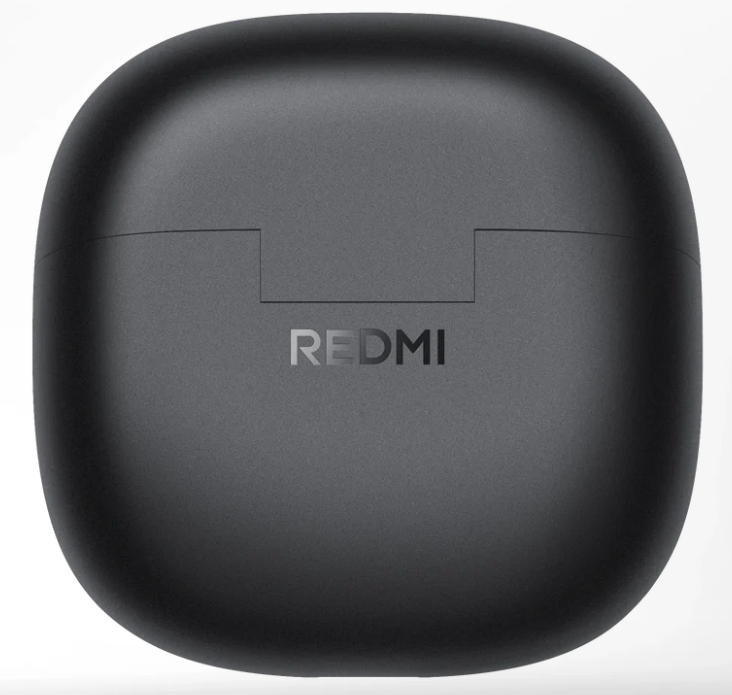 Zbliżenie czarnego etui na słuchawki Redmi. Słowo 'REDMI' jest wydrukowane na przodzie. Etui znajduje się na białym tle.