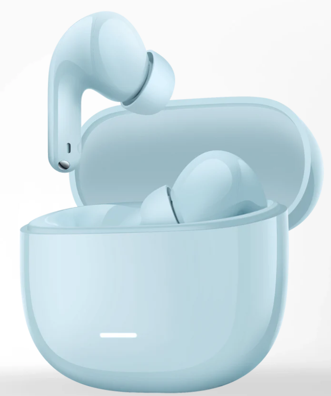 Jasnoniebieskie bezprzewodowe słuchawki douszne w otwartym etui ładującym. Jeden z pączków jest poza etui. Białe tło.
