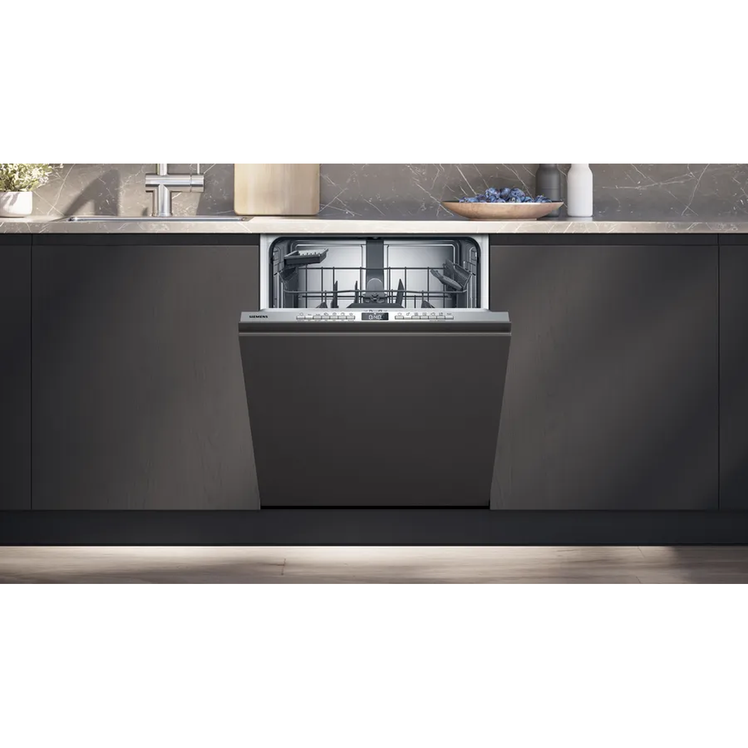 Open vaatwasser in een moderne keuken. Zwarte kasten, grijs aanrecht en een kom met bosbessen zijn zichtbaar.