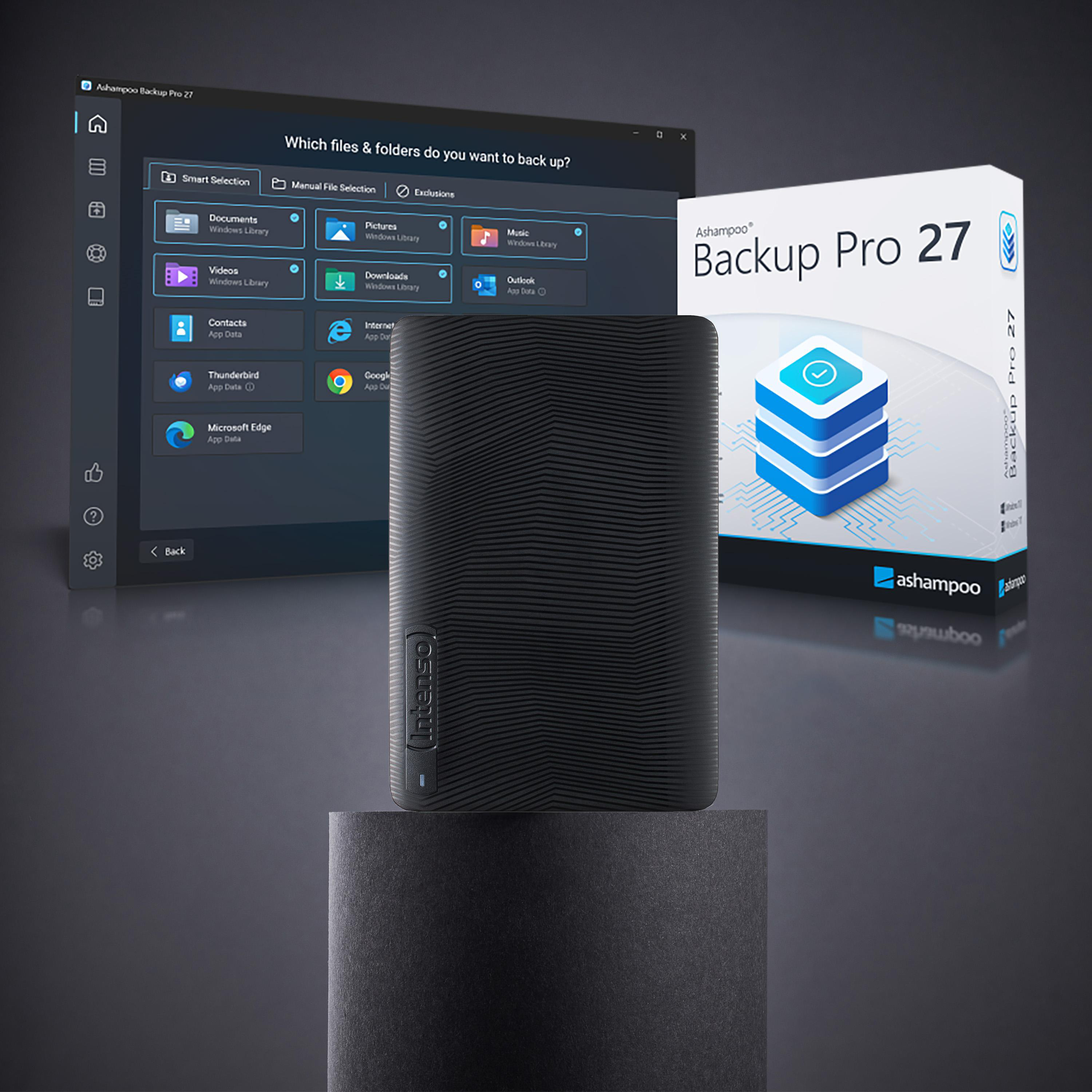 Das Bild zeigt Backup-Software, eine schwarze externe Festplatte und eine Software-Oberfläche.