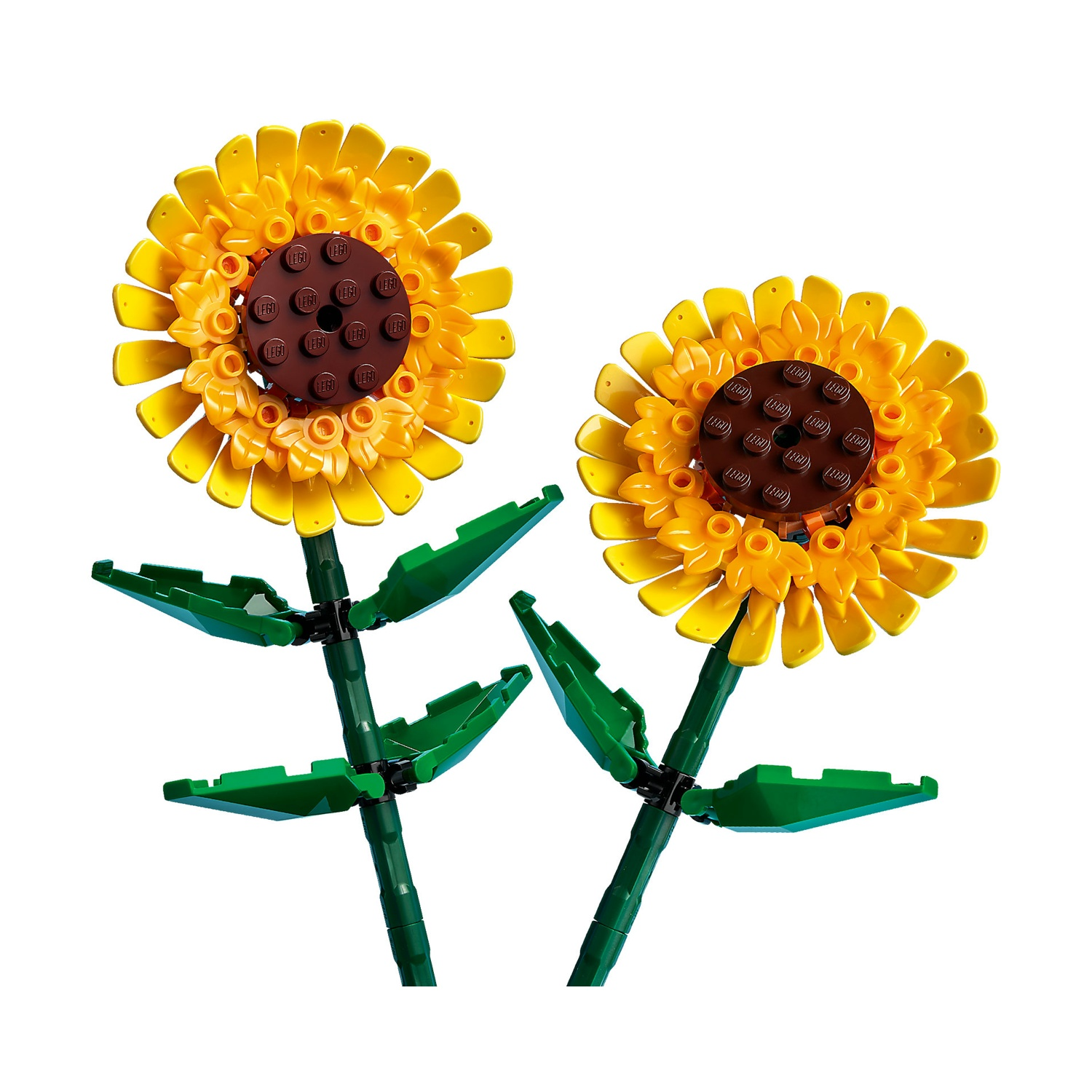 Due girasoli Lego. Ognuno ha petali gialli, un centro marrone, stelo verde e foglie verdi su sfondo bianco.