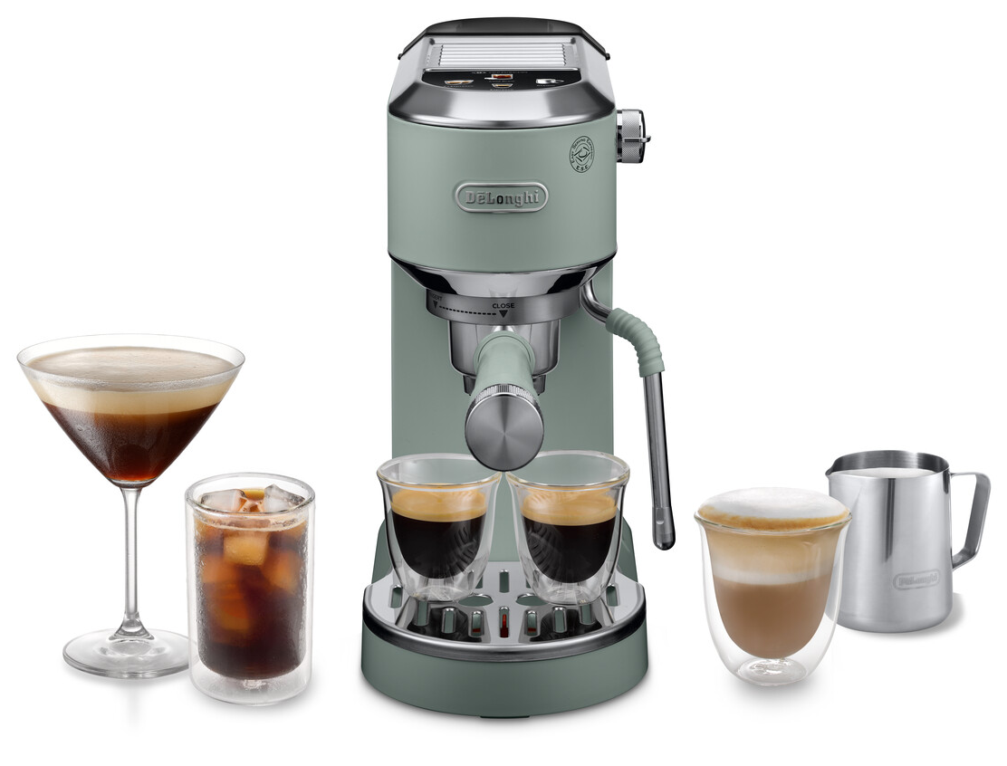 Egy De'Longhi eszpresszógép, különböző kávéitalokkal: eszpresszó, jegeskávé, latte és egy koktél. Egy tejhabosító kancsó is látható.