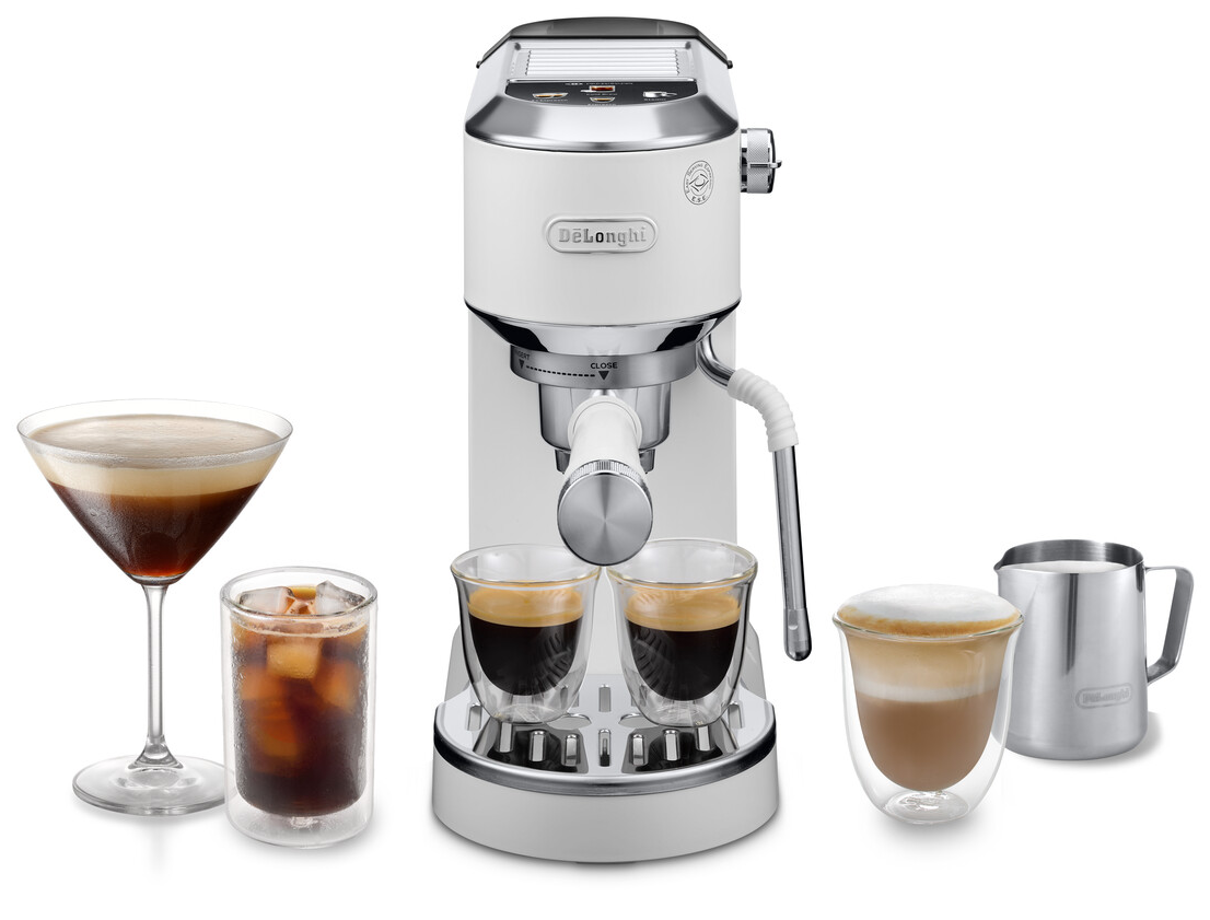Fehér eszpresszógép, különböző kávéitalokkal: eszpresszó, jeges kávé, cappuccino és koktél, plusz egy tejkiöntő.
