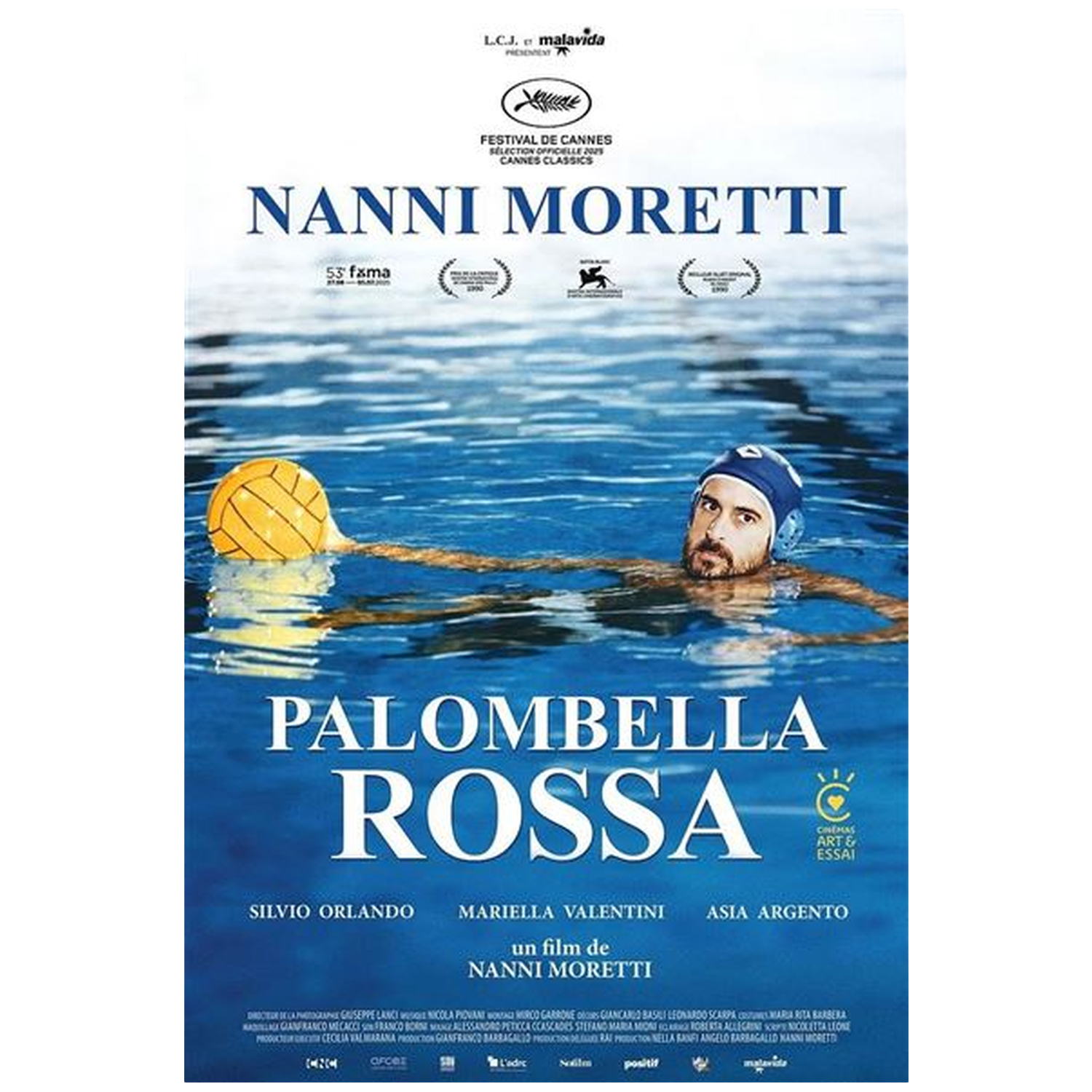 Affiche du film Palombella Rossa. Nanni Moretti dans l'eau, portant un bonnet. Ballon de water-polo jaune. Eau bleue et texte.