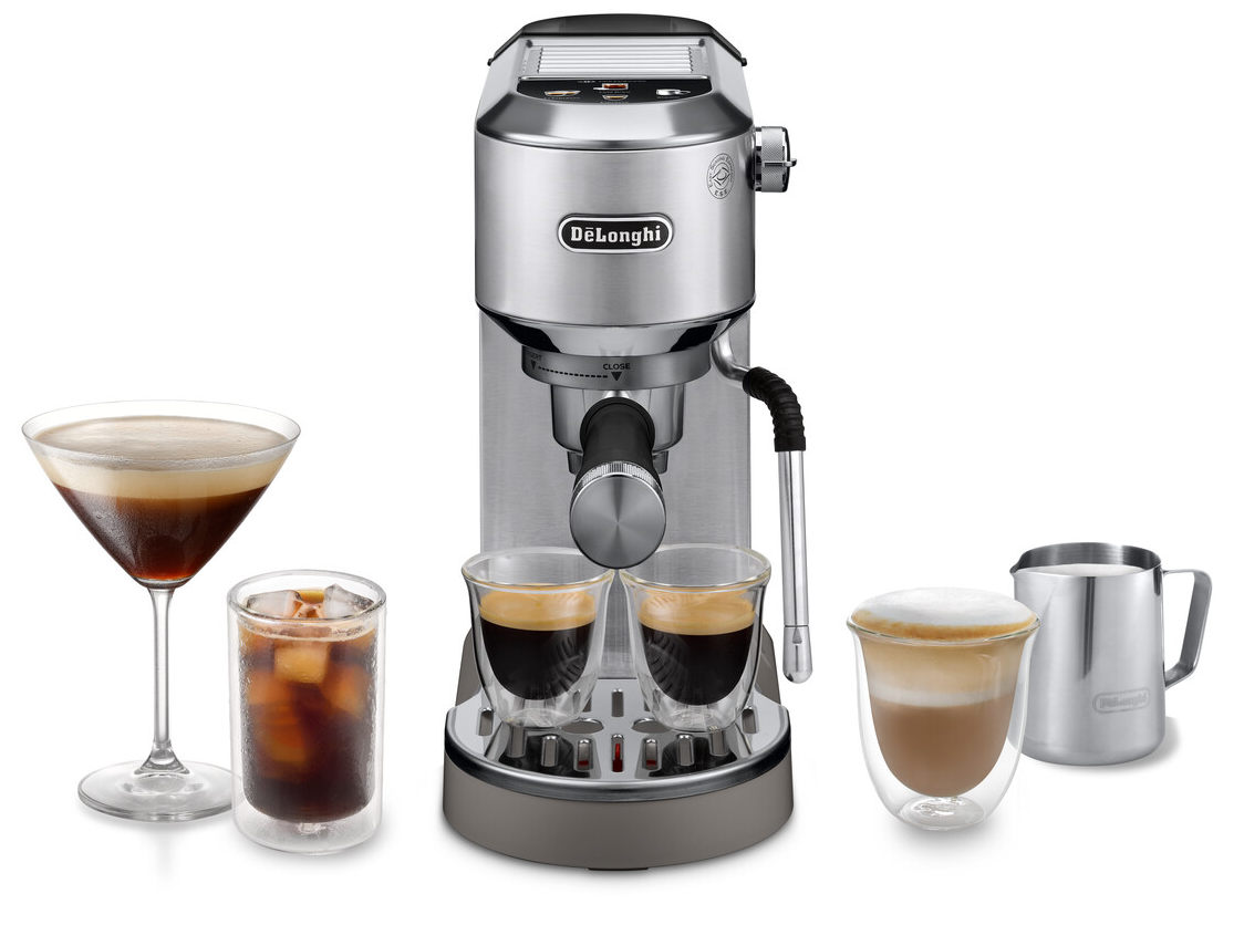 Ezüst eszpresszó gép különböző kávéitalokkal: eszpresszó, jeges kávé, latte és koktél. Egy ezüst tejkiöntő is látható.