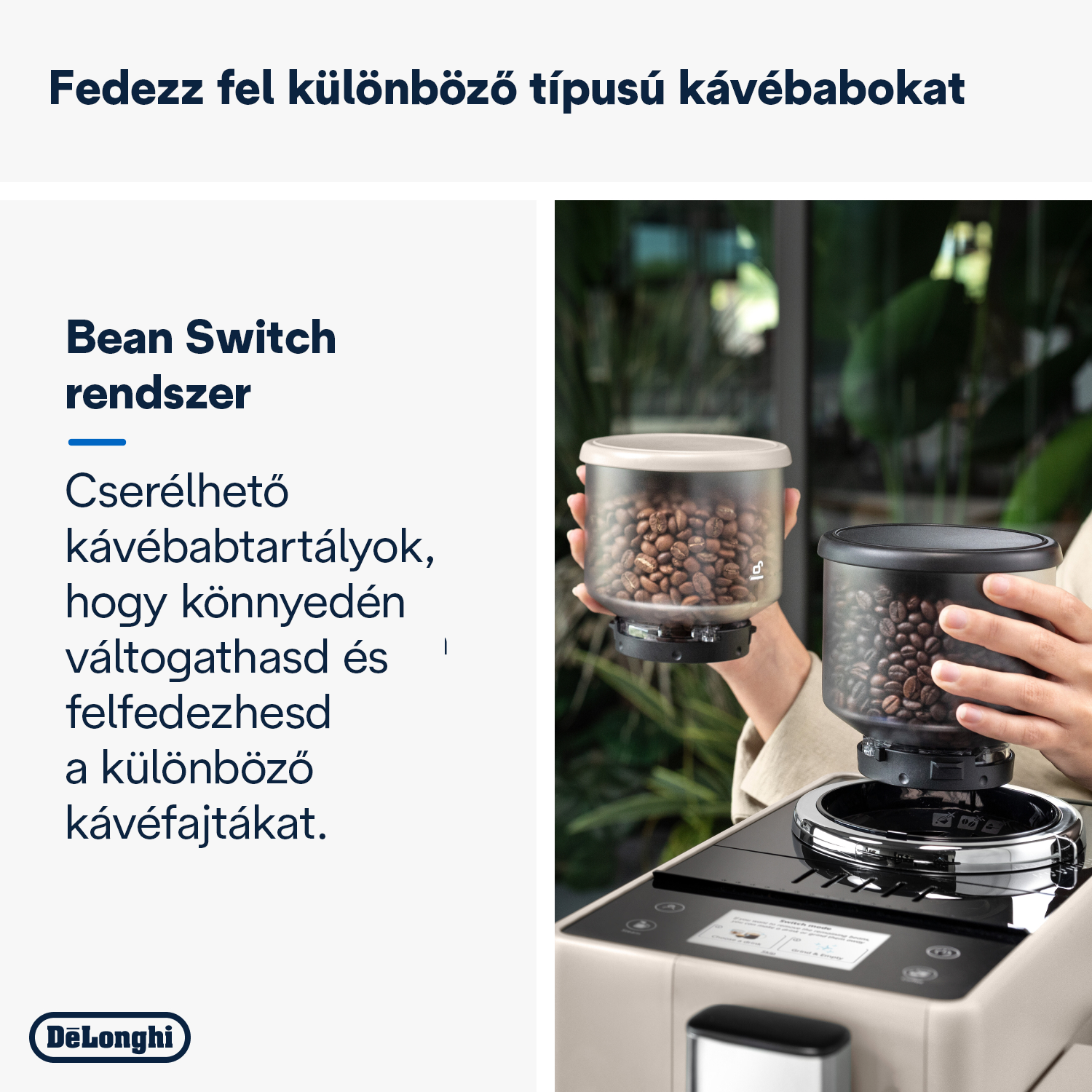 Kéz kávébab-tartályokat tart egy kávéfőző felett. Az egyik átlátszó, a másik fekete. Szöveg balra.