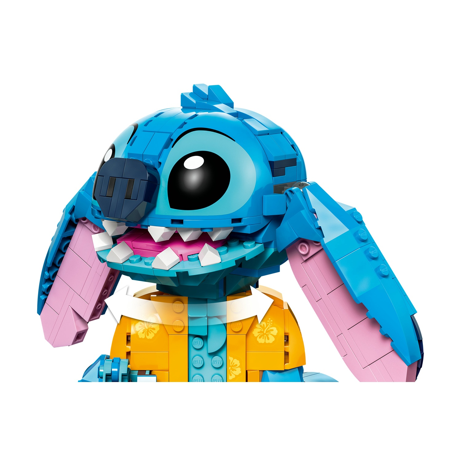Un personaggio Lego di Stitch, blu con grandi occhi, orecchie rosa e una camicia arancione con dettagli floreali. Primo piano su sfondo bianco.