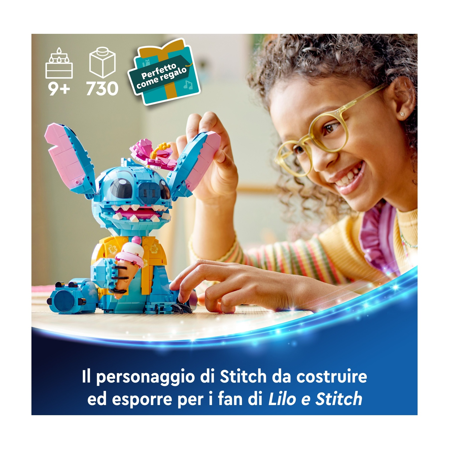 Una ragazza sorride a un modello Lego di Stitch. Il modello è blu, giallo e rosa. Il testo dice 'Regalo perfetto' e 'Costruisci ed esponi'.