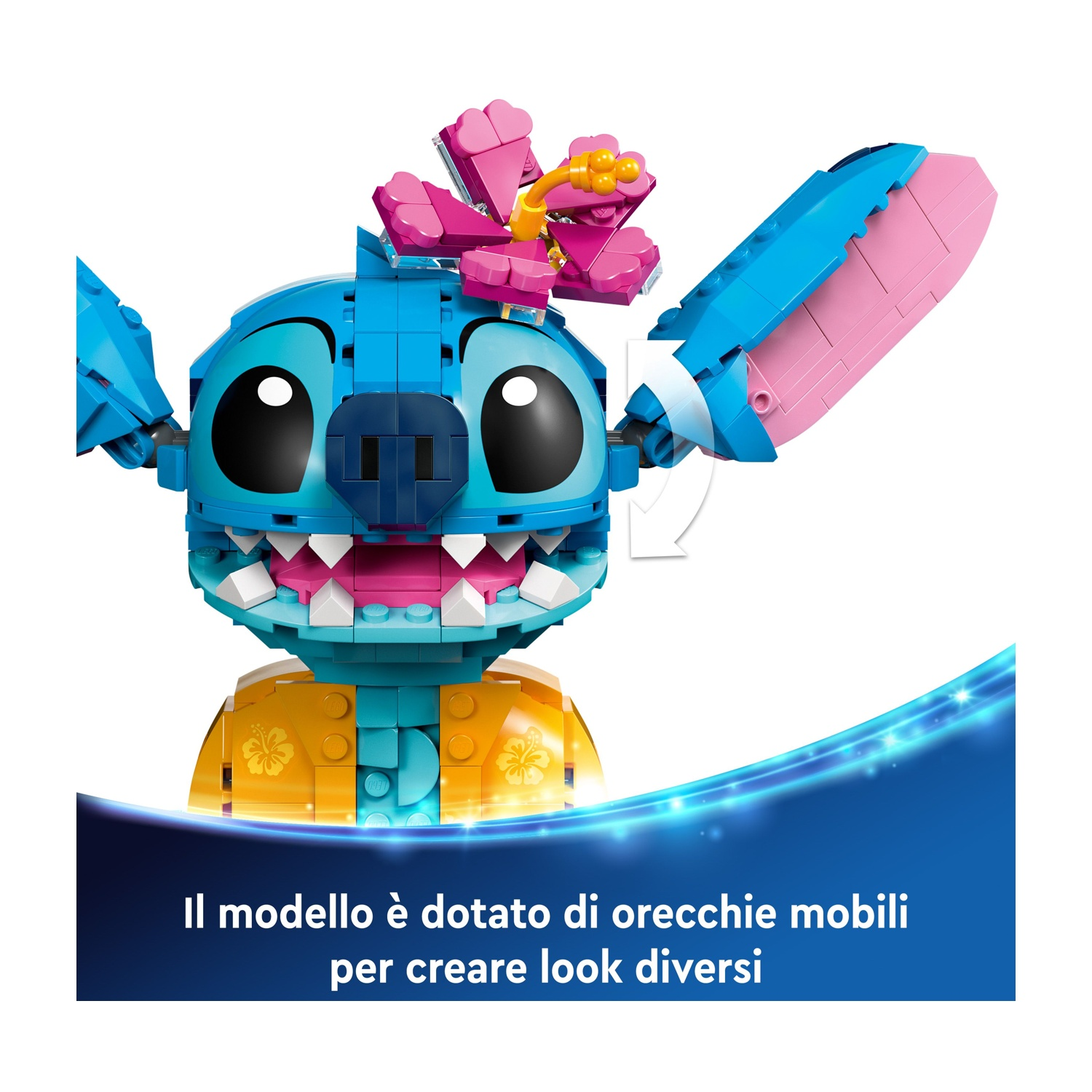 Modello Lego di Stitch con orecchie mobili. Testa blu, fiore rosa, camicia gialla. Denti bianchi, grandi occhi neri e orecchie blu.