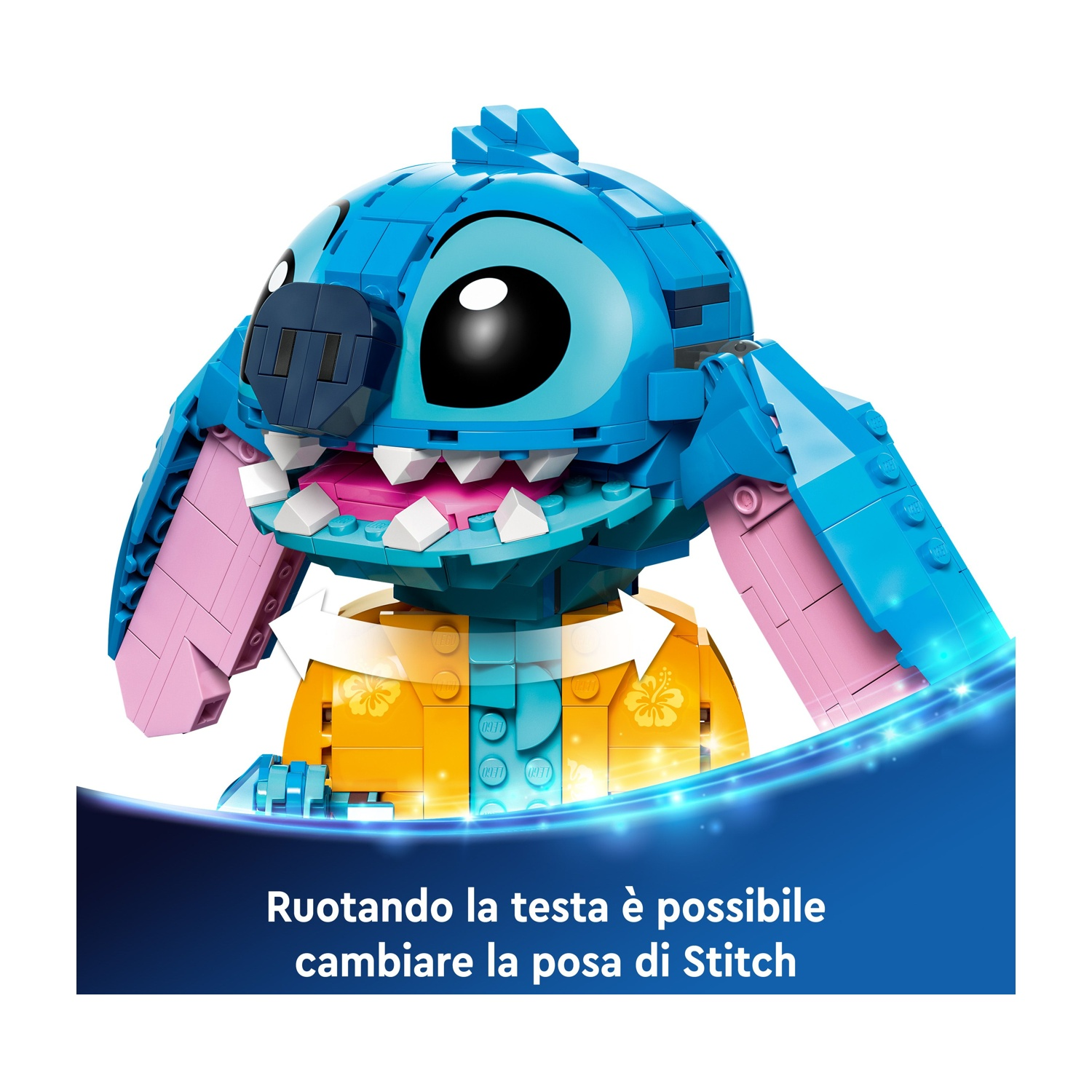 Una figura Lego di Stitch con testa girevole. La figura è blu, con orecchie rosa e una camicia arancione. Il testo dice: 'Ruotando la testa cambia la posa di Stitch'.