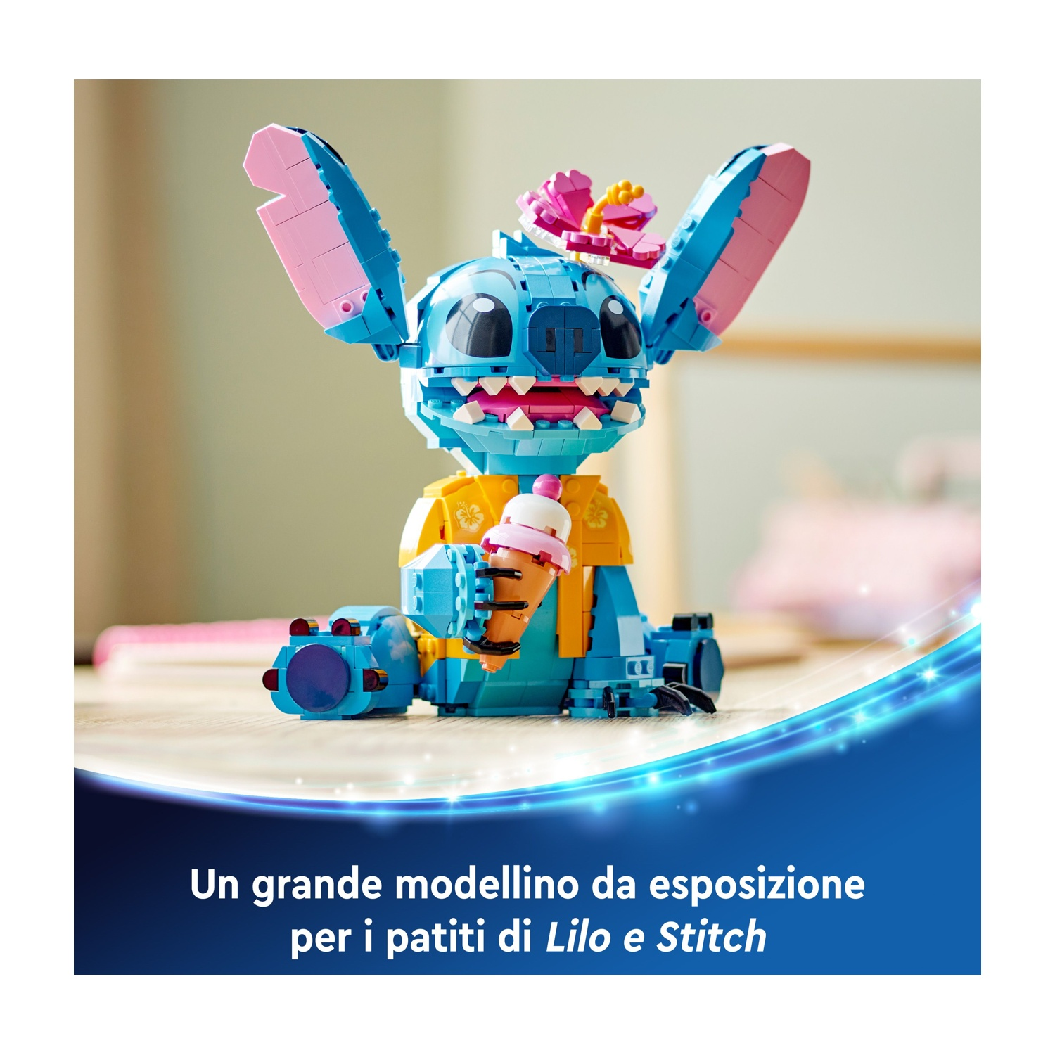 Una figura Lego di Stitch che tiene in mano un gelato. È blu, rosa e giallo. Ha un fiore sulla testa ed è seduto su un tavolo.