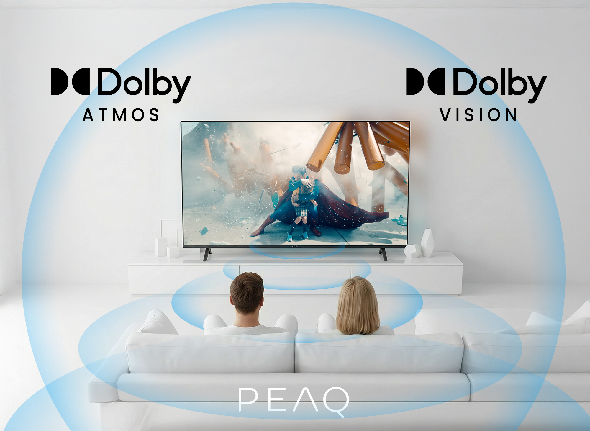 Bir çift TV izliyor. Ekran bir film sahnesi gösteriyor. Odanın beyaz bir kanepesi ve duvarları var. Dolby Atmos ve Vision logoları görülebilir.