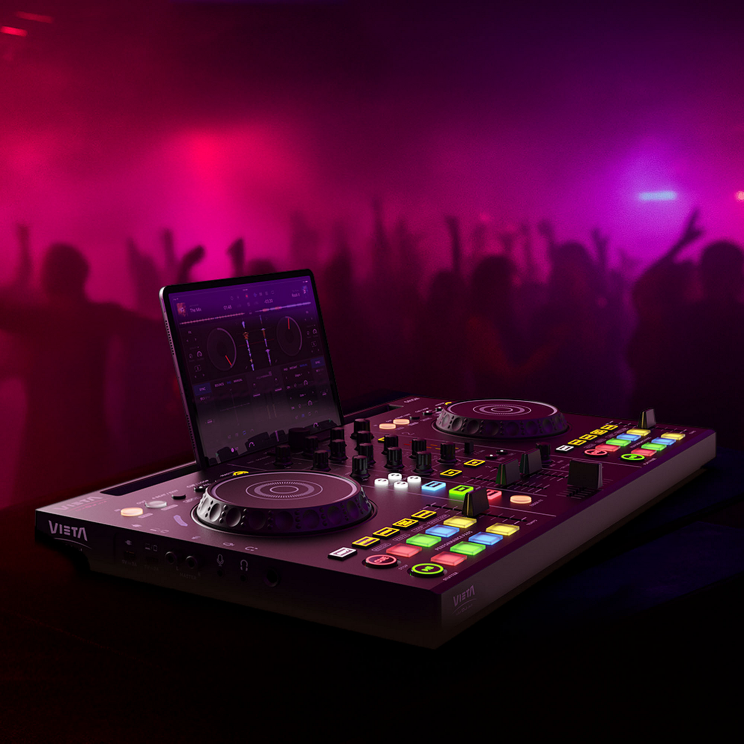 Controlador de DJ con pantalla que muestra software de música, con una multitud de personas al fondo, iluminada con luces rosas y moradas.