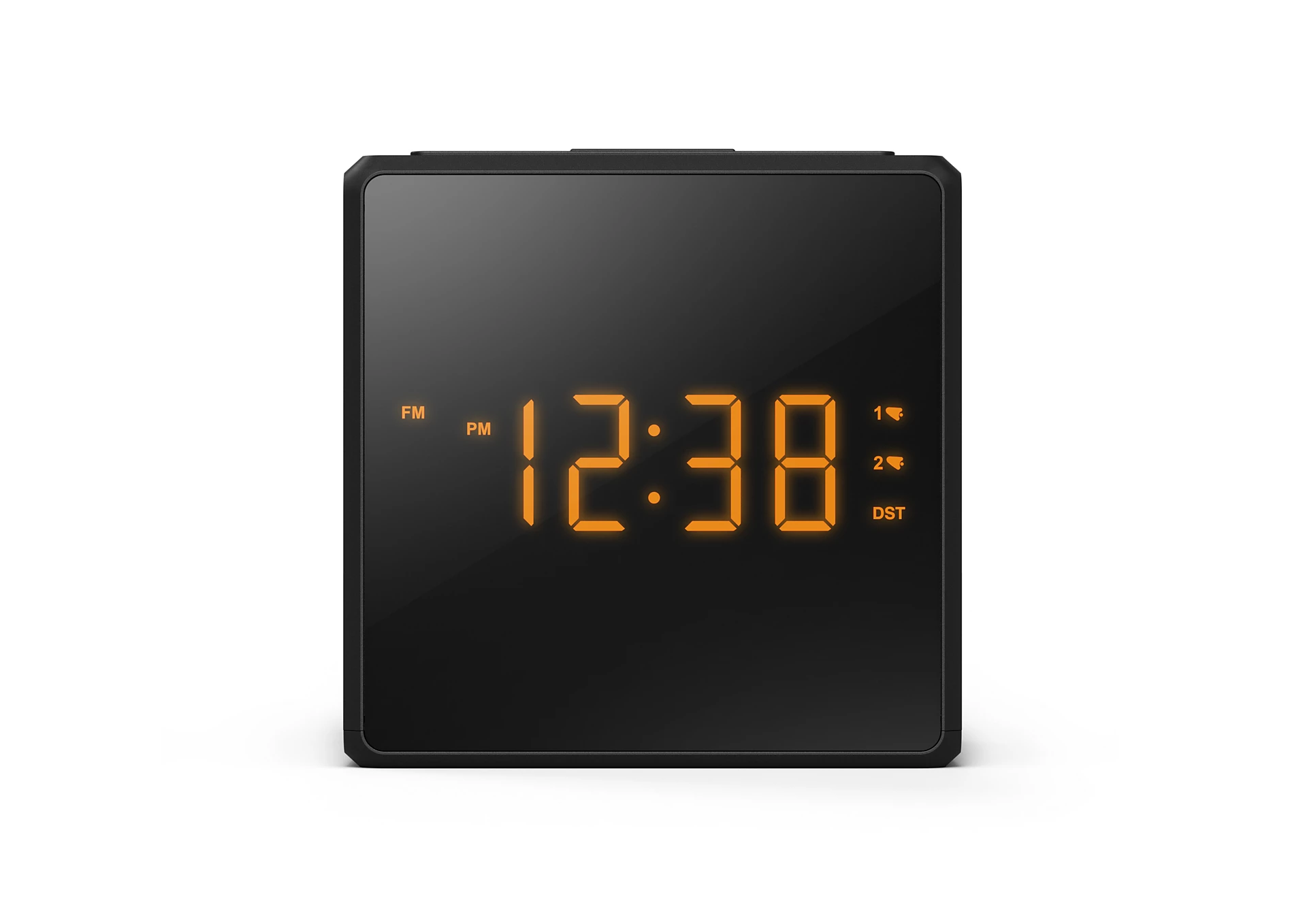 Un reloj digital negro muestra las 12:38 en dígitos naranjas. Tiene indicadores FM, PM y DST. El reloj está sobre una superficie blanca.