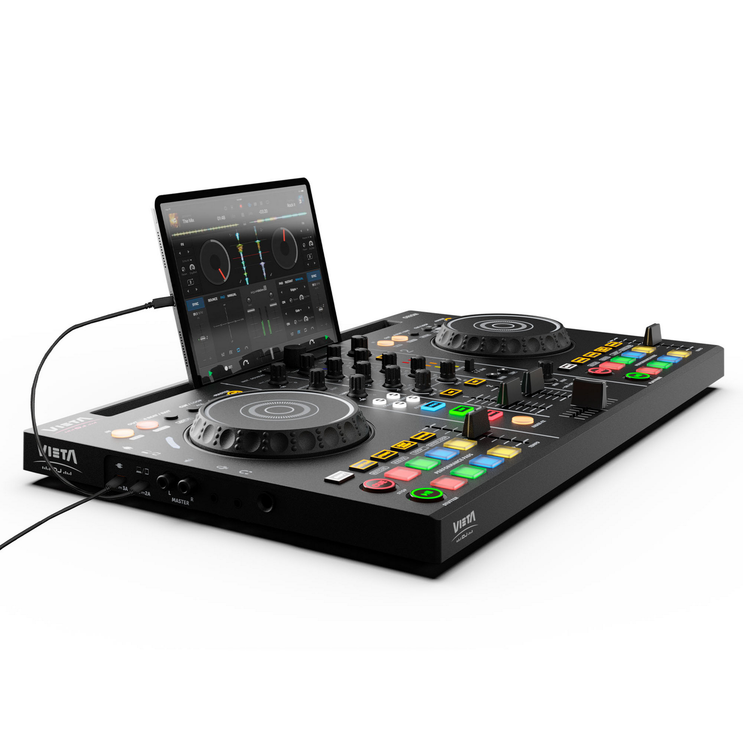 Un controlador de DJ negro con una tableta que muestra software de música. Se ven perillas, botones y una pantalla. El fondo es blanco.