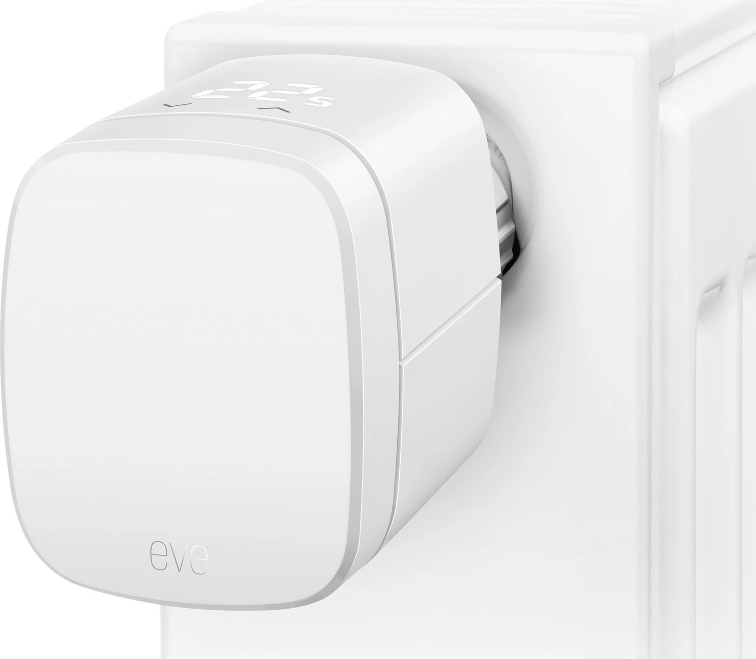 Ein weißes intelligentes Thermostat ist an einem weißen Heizkörper befestigt. Das Thermostat zeigt die Zahl 22,5 an und hat die Marke "eve".