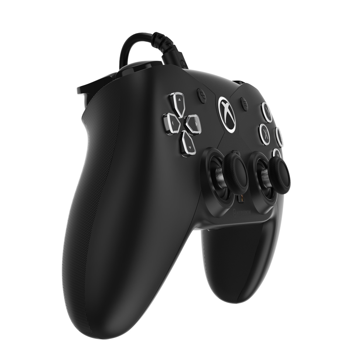 Schwarzer Xbox-Controller mit Knöpfen, Joysticks und Kabel. Der Hintergrund ist weiß.