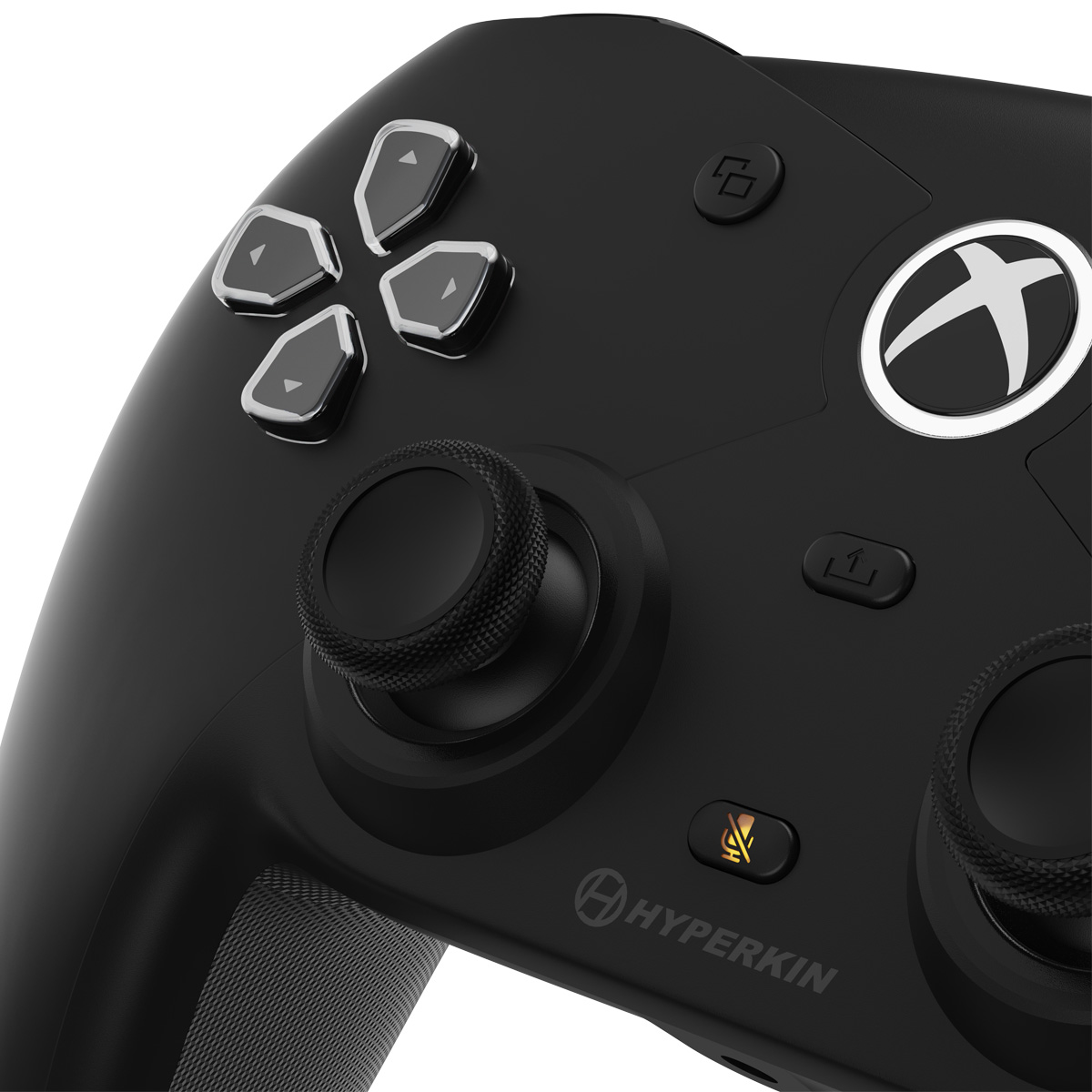 Nahaufnahme eines schwarzen Xbox-Controllers. Details umfassen Tasten, Joysticks und das Xbox-Logo. Hyperkin ist aufgedruckt.