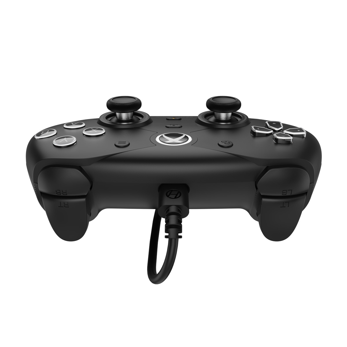 Ein schwarzer Xbox-Controller ist zentriert. Er hat zwei Joysticks, Knöpfe und ein Ladekabel. Der Hintergrund ist weiß.