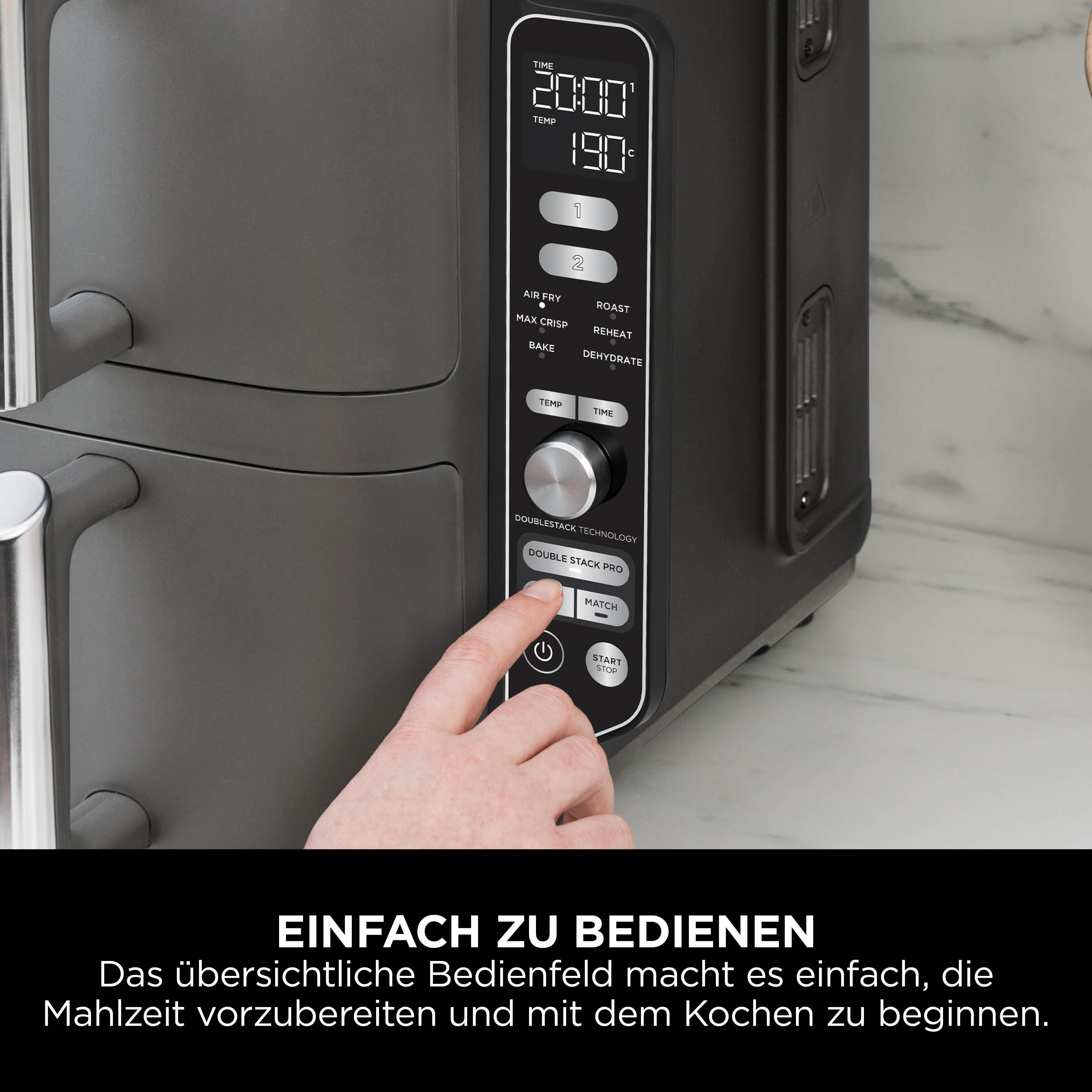 Eine Hand drückt eine Taste auf einem schwarzen Airfryer. Das Display zeigt Zeit und Temperatur.