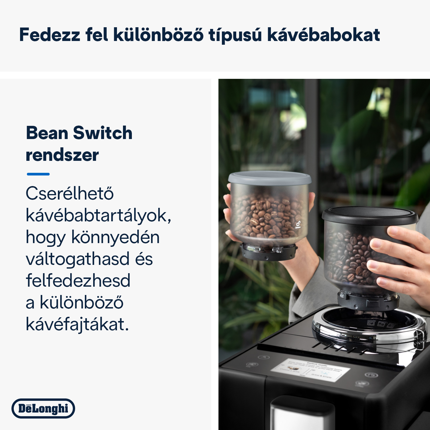 Egy személy két kávébabtartályt tart egy kávéfőzőgép felett. A tartályok tele vannak babbal.