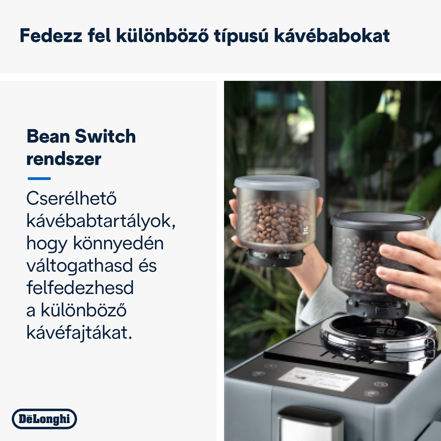 Egy személy két kávébabtartót tart egy kávéfőző felett. Az egyik tartály átlátszó, a másik fekete. Mindkettő tele van babbal.