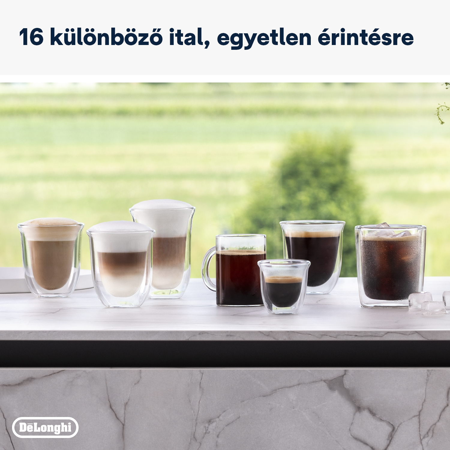 A képen különféle kávéitalok láthatók átlátszó poharakban. A háttér egy elmosódott zöld táj. A DeLonghi logó látható.