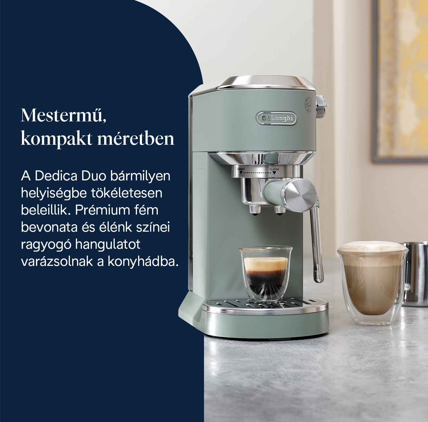 Egy zöld Delonghi eszpresszógép két kávét tartalmazó üvegpohárral. Szöveg balra. A háttér elmosódott.