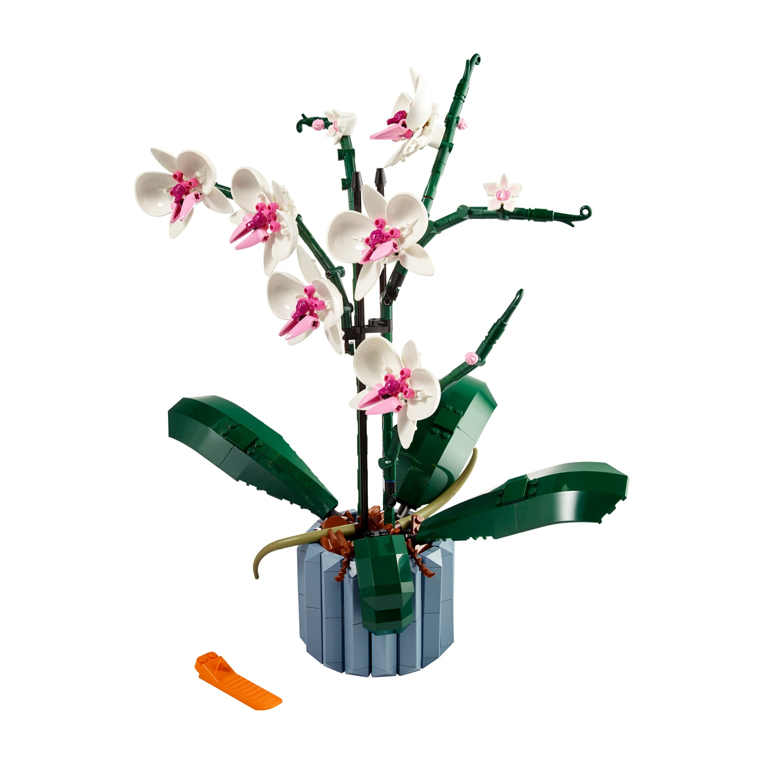 Una pianta di orchidea Lego con fiori bianchi e rosa, foglie verdi e un vaso blu, con un attrezzo arancione.