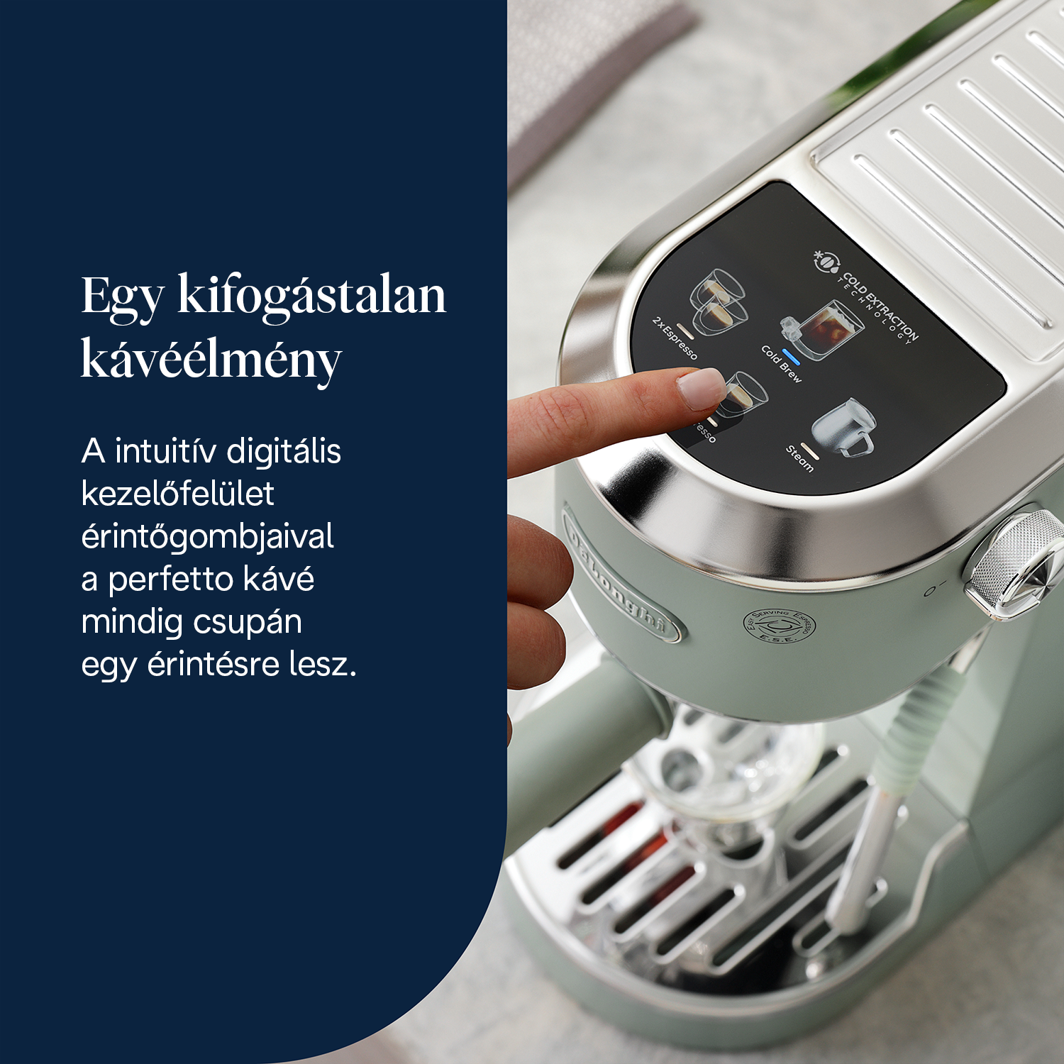 Egy kéz megnyom egy gombot egy zöld eszpresszó-készüléken. A gép különböző ikonokkal rendelkezik a kávé opciókhoz.
