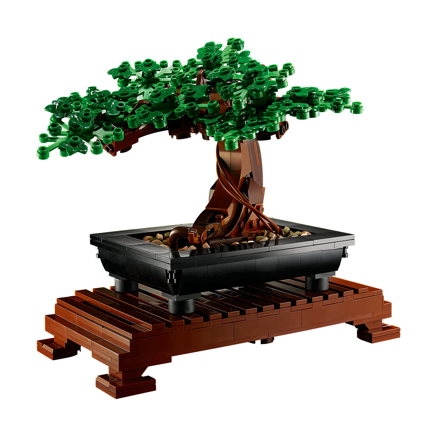 Un bonsai Lego con foglie verdi, tronco marrone e vaso nero su supporto di legno marrone.