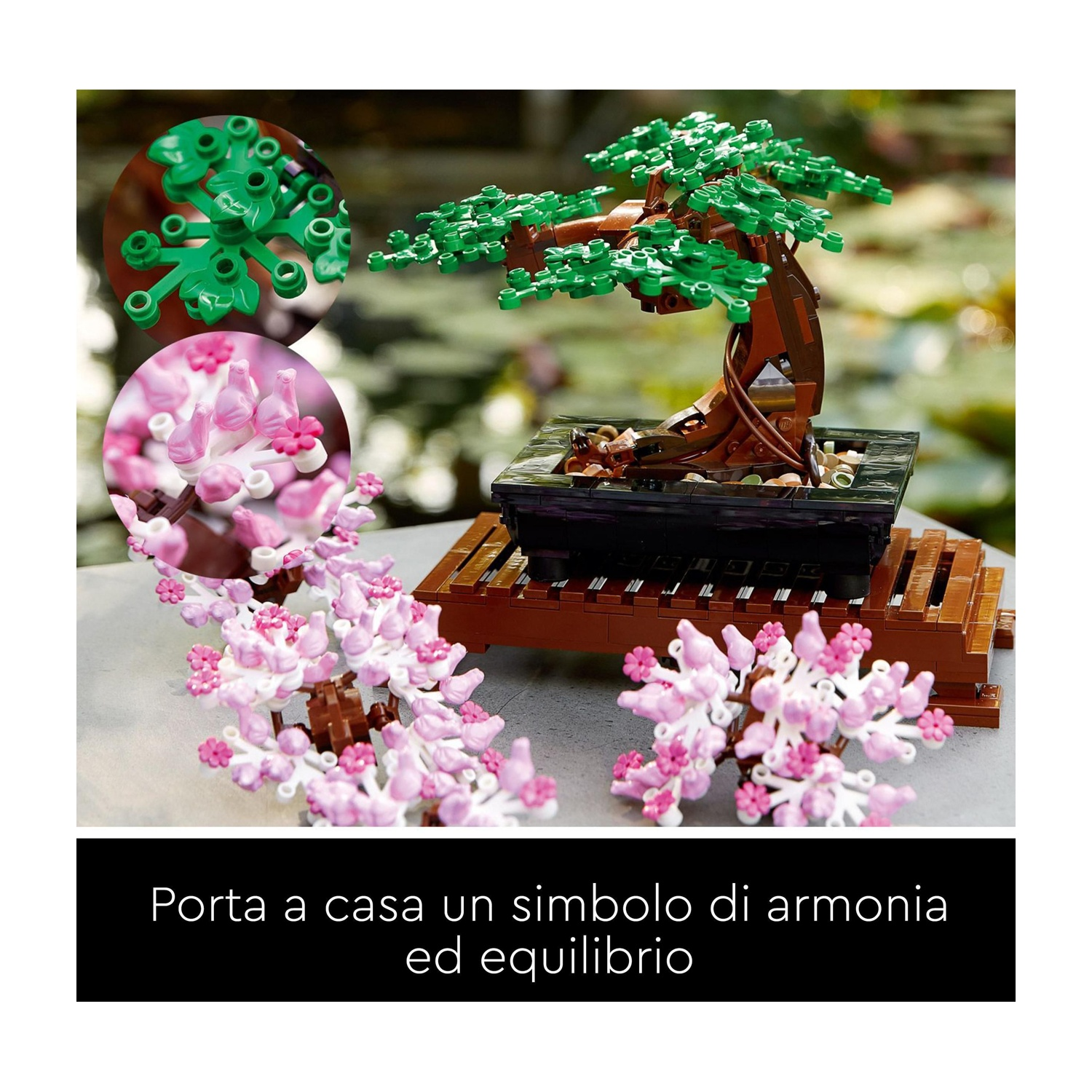 Un bonsai Lego con foglie verdi, tronco marrone e fiori rosa e bianchi, in un vaso nero su un supporto in legno.