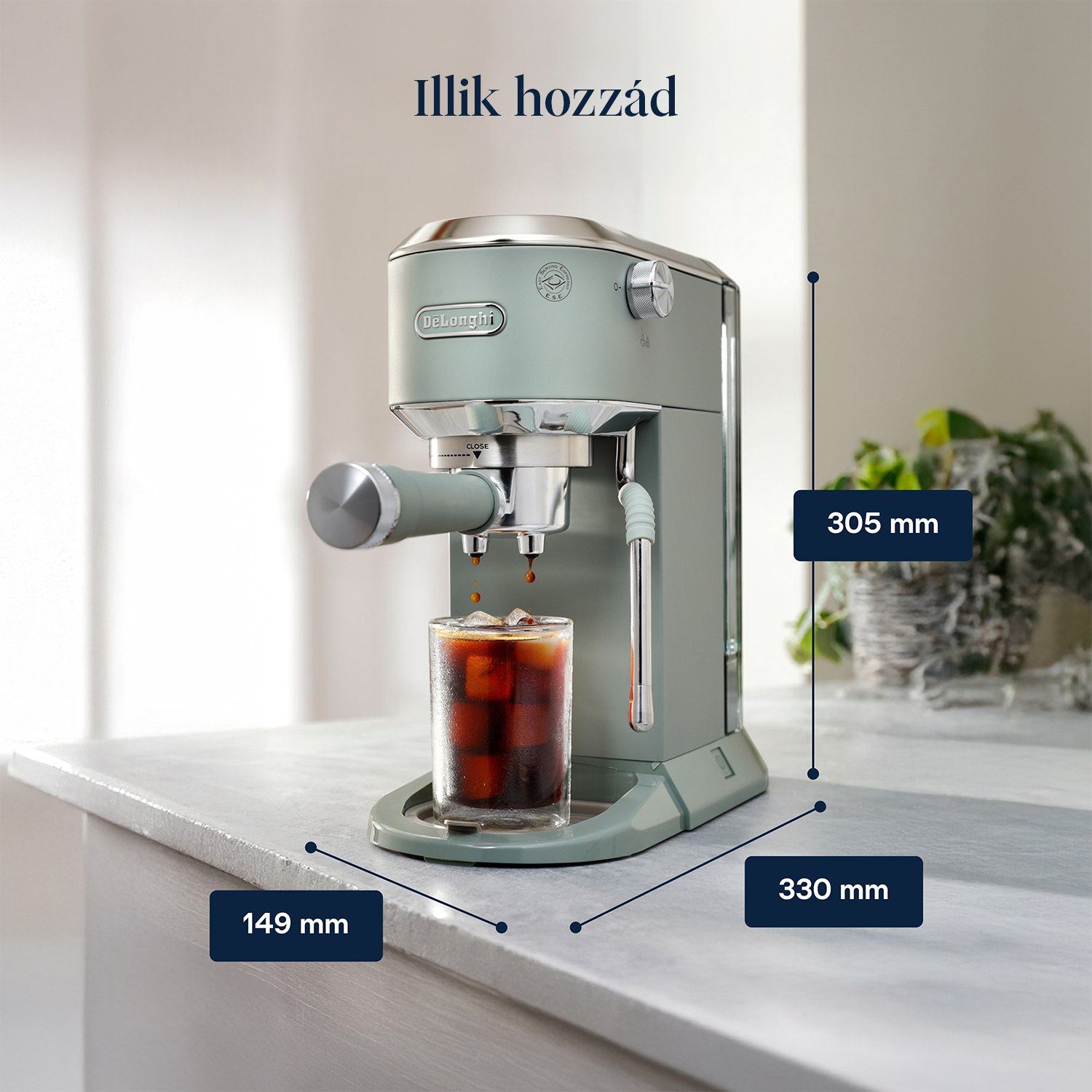 Egy mentazöld eszpresszógép kávét főz egy jégkockás pohárba. Méretek: 149mm, 305mm, 330mm.