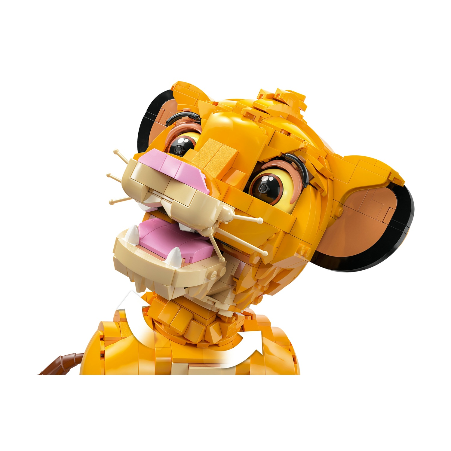 Una testa di Simba Lego. È gialla con lingua rosa e bocca beige. Ha occhi neri e orecchie marroni. È su sfondo bianco.