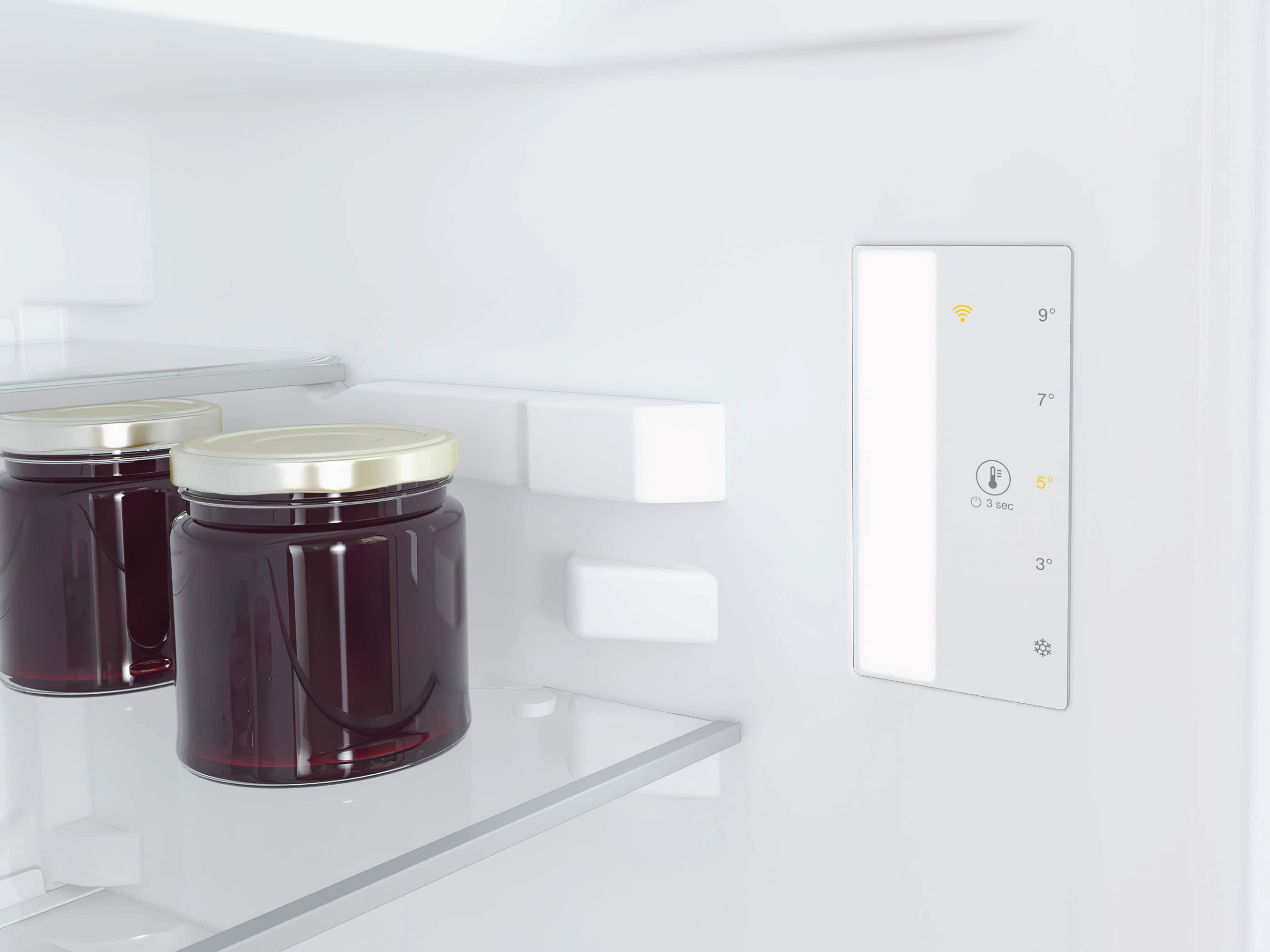 Im Kühlschrank befinden sich zwei Gläser Marmelade. Eine Bedienfeld zeigt Temperatureinstellungen.