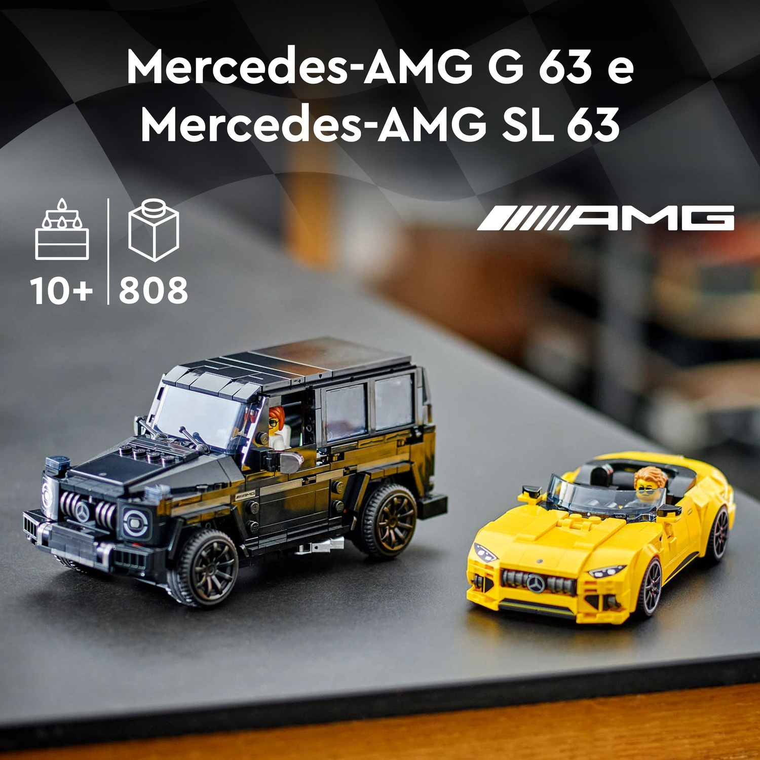 L'immagine mostra due auto giocattolo Mercedes-AMG: un SUV nero e una cabriolet gialla. Lo sfondo presenta testo e il logo AMG.