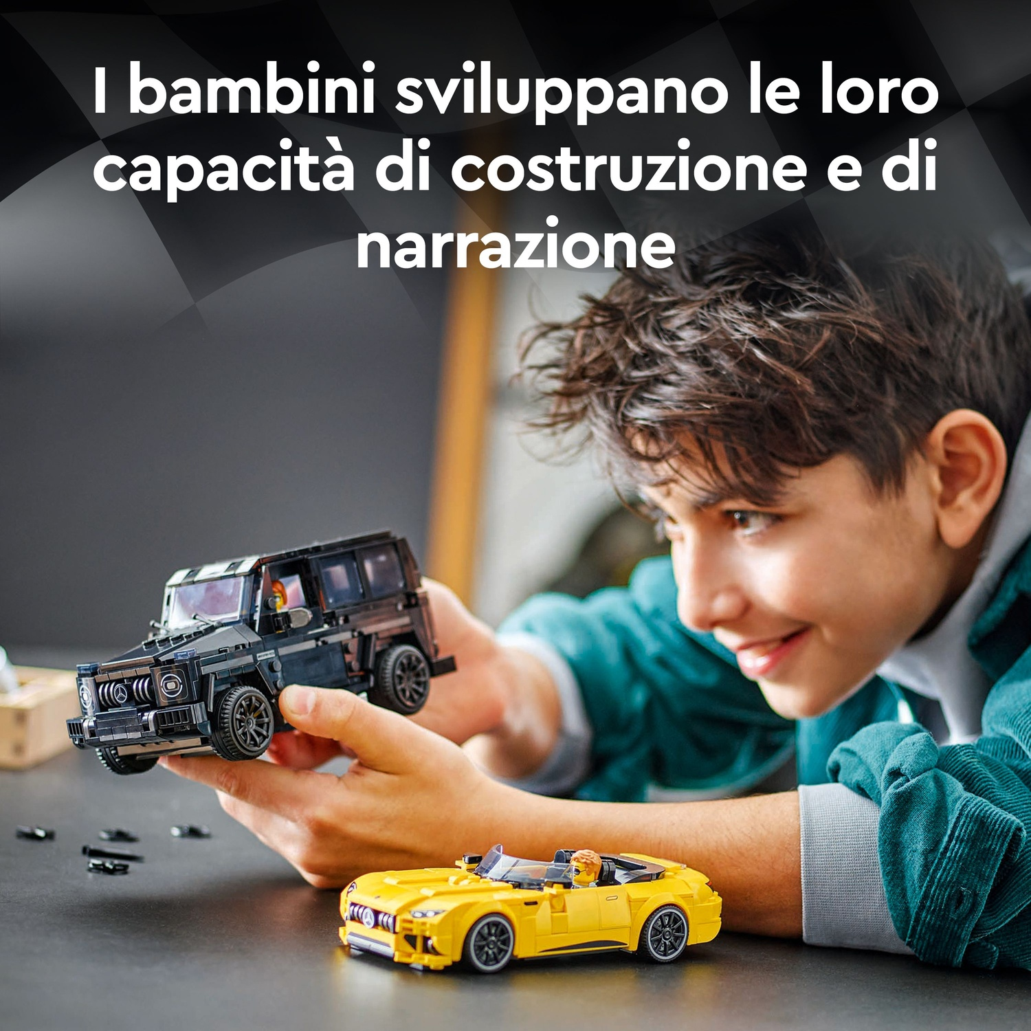 Un ragazzo sorridente tiene in mano un SUV Lego nero e una decappottabile Lego gialla. Il testo sopra recita: I bambini sviluppano capacità di costruzione e narrazione.