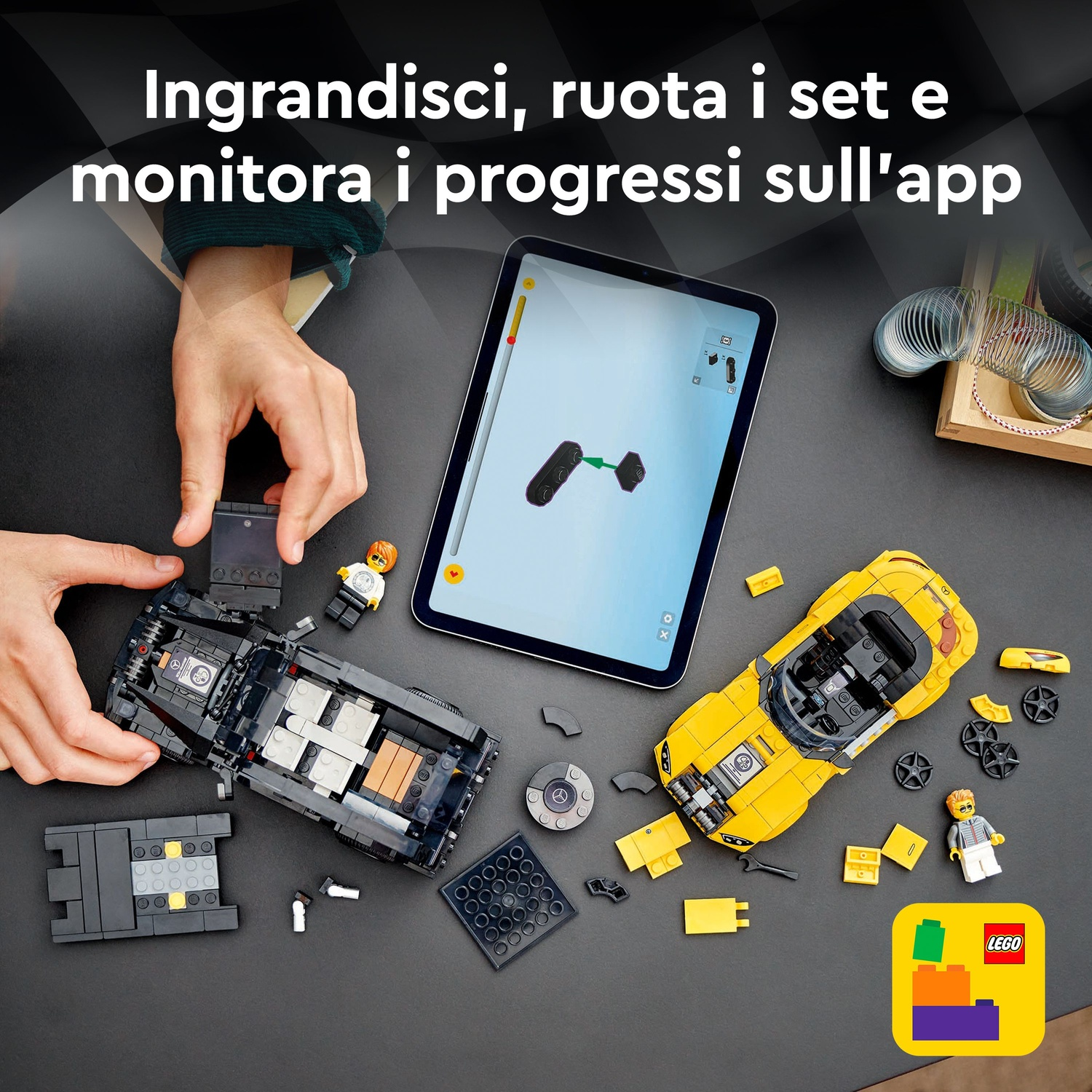 Mani che assemblano un'auto Lego. Modelli di auto gialle e nere con tablet che mostra le istruzioni. Logo LEGO in basso a destra.
