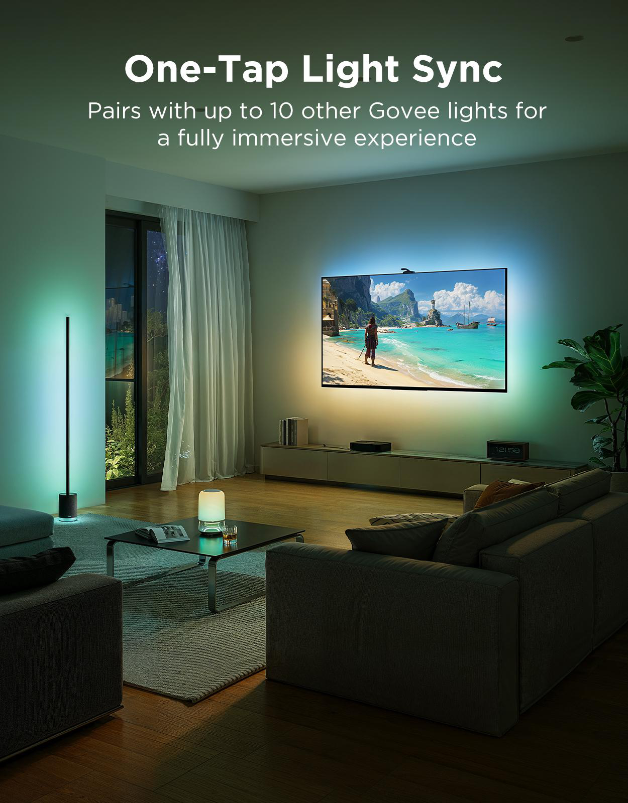 Wohnzimmer mit TV, das eine Strandszene zeigt. Stehlampe und Tischlampe leuchten. Sofa und Couchtisch sind im Raum.
