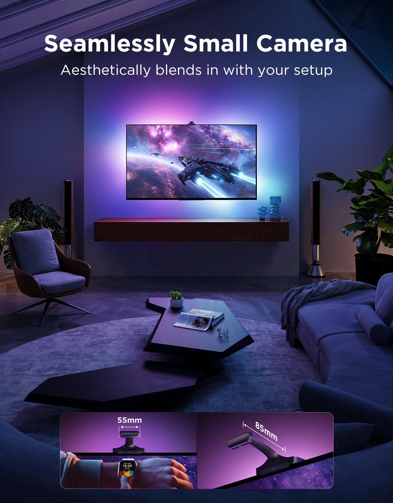 Wohnzimmer mit TV, der eine Raumschiffszene zeigt. Enthält ein Sofa, einen Stuhl, einen Couchtisch und eine kleine Kamera.
