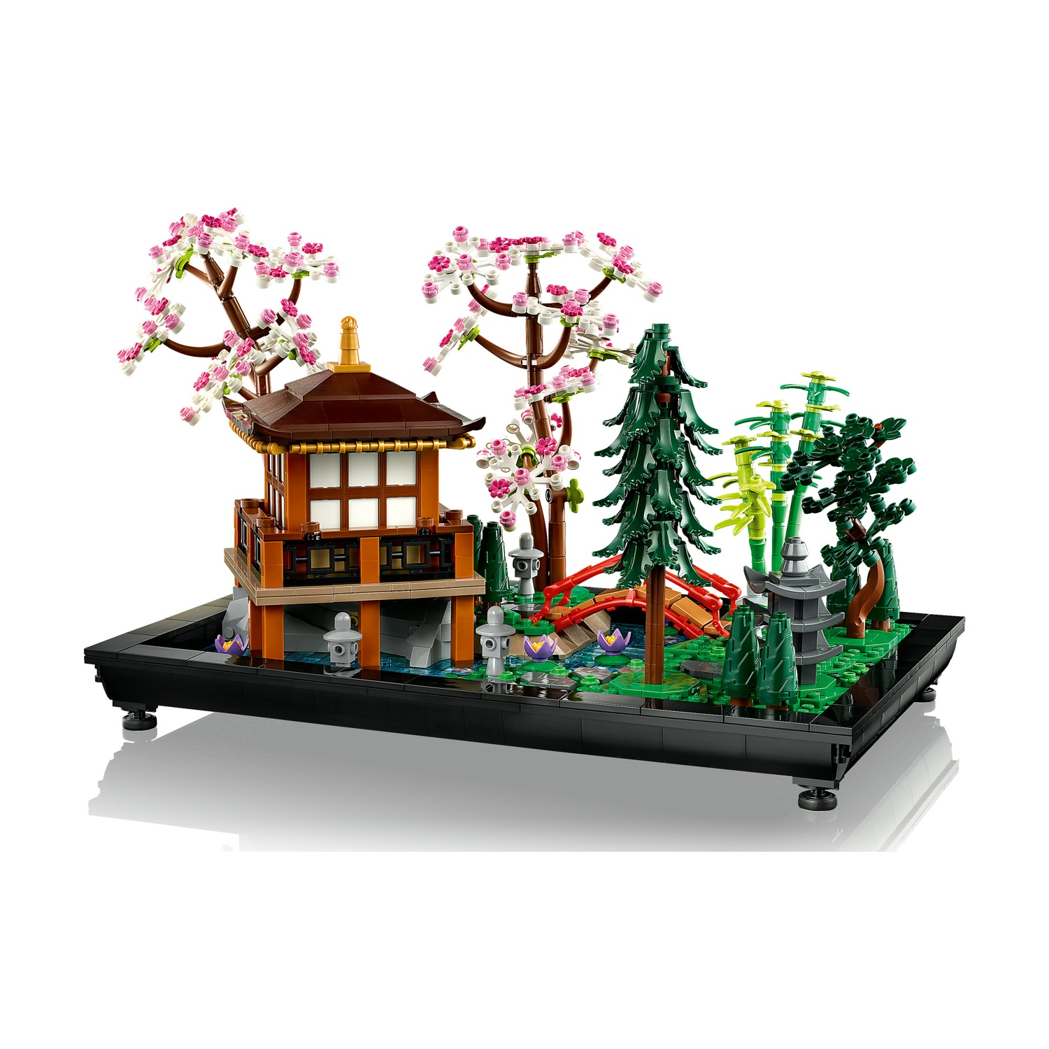 Una scena del giardino giapponese Lego. Presenta una pagoda, un ponte, alberi con fiori rosa e uno stagno su una base nera.