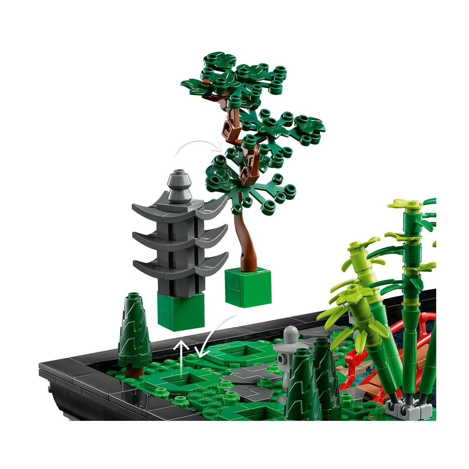Un bonsai e una pagoda Lego. L'albero è verde e marrone. Una pagoda grigia è accanto. Piante verdi e un vaso nero sono nella scena.